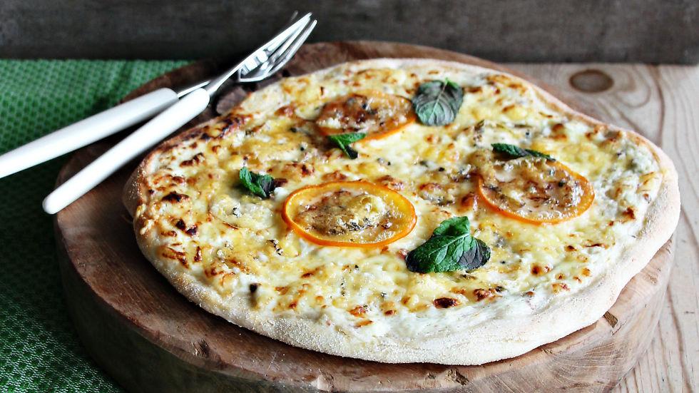 Hvit pizza med blåmuggost og persimon