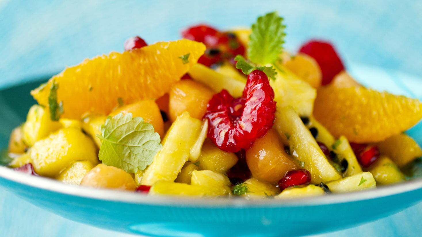 Fruktsalat med pasjonsfruktsaus i blå skål