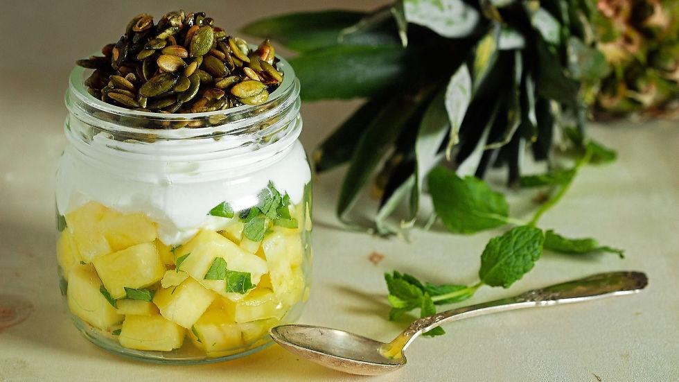 Yoghurt med honning, gresskarkjerner og ananas