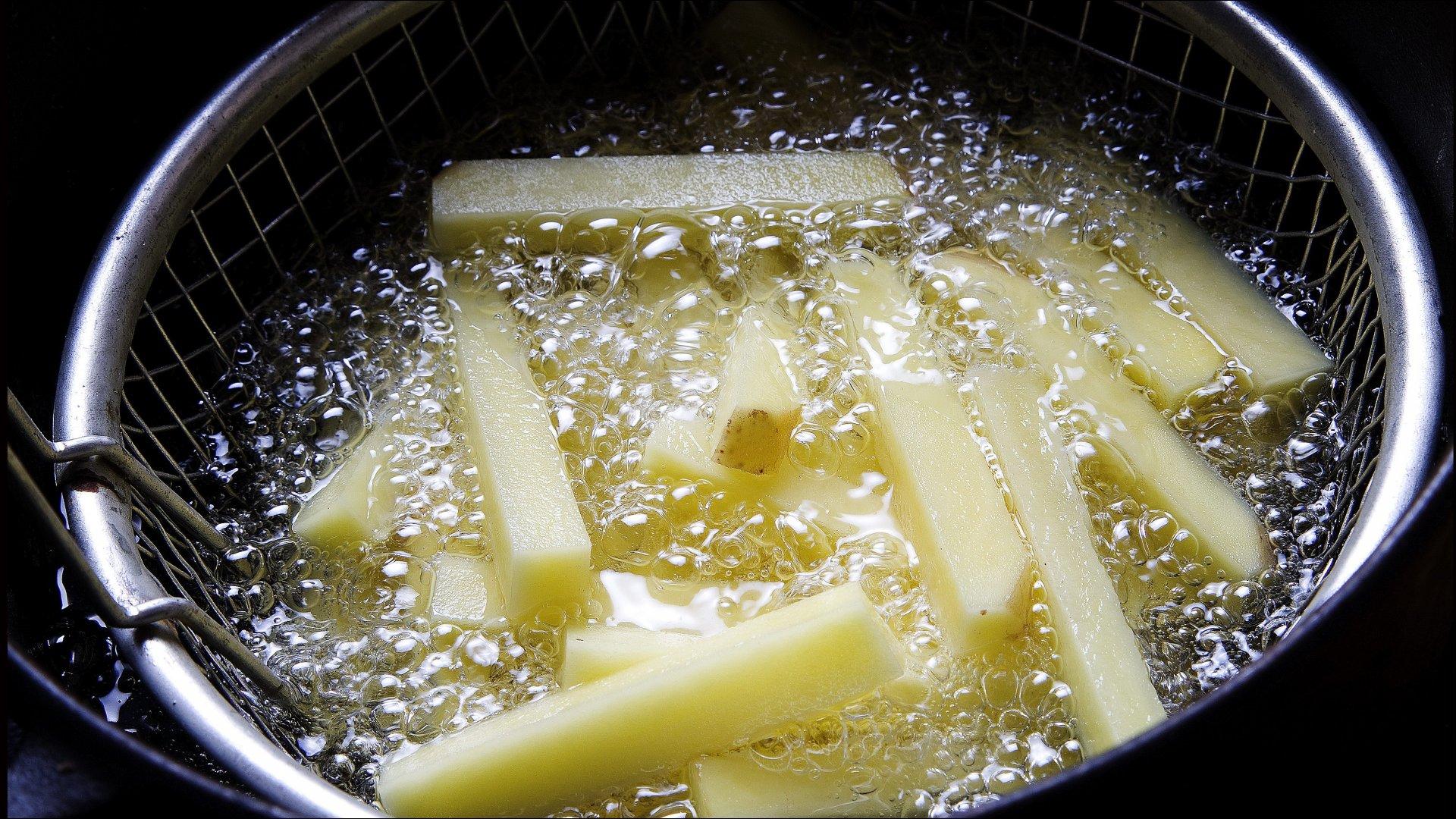 Vask og rens potetene, del de opp i passende staver. Velg en potetsort som egner seg til frityrsteking, for eksempel Peik eller Beate. Varm frityrolje i en gryte. Prøv temperaturen med en potetbit, når det bruser rund biten er oljen klar til fritering. Oljetemperatur ca. 180 grader.
Legg potetstavene i en trådkurv og stek i oljen til potetene har fått en gylden farge. Del opp porsjonen slik at du ikke får for mye poteter i gryten på én gang, rist litt på kurven for å få en jevn steking av bitene. Legg de ferdig friterte potetene på kjøkkenpapir til fettavrenning. Strø over litt salt like før servering. Den ferdigfriterte poteten kan holdes varm i komfyren, varmluft på 120 grader.