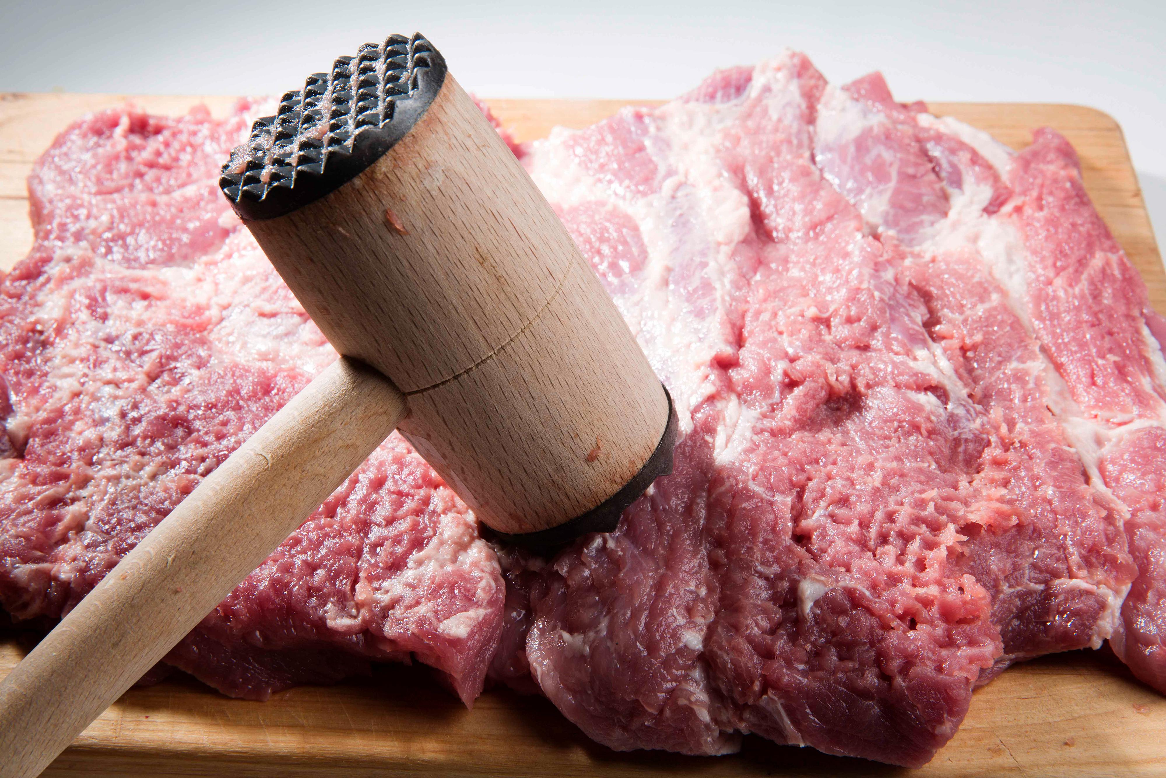 Snitt svineentrecôtene på langs ett stykke under midten uten å skjære gjennom kjøttet. Før kniven rundt og brett ut. Bank kjøttstykket flatt med en kjøttklubbe.