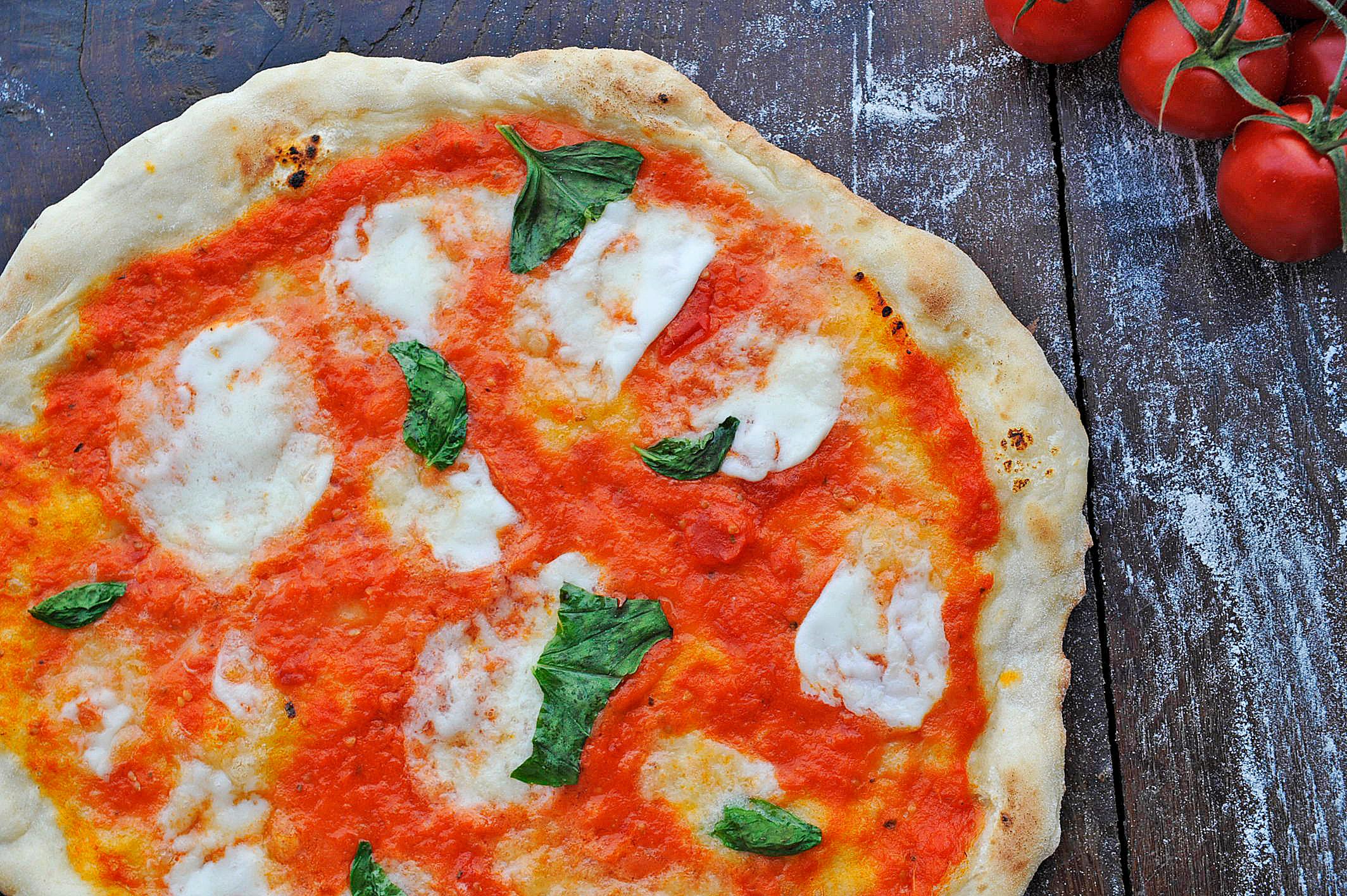 Pizza Margherita med tomatsaus og mozzarella