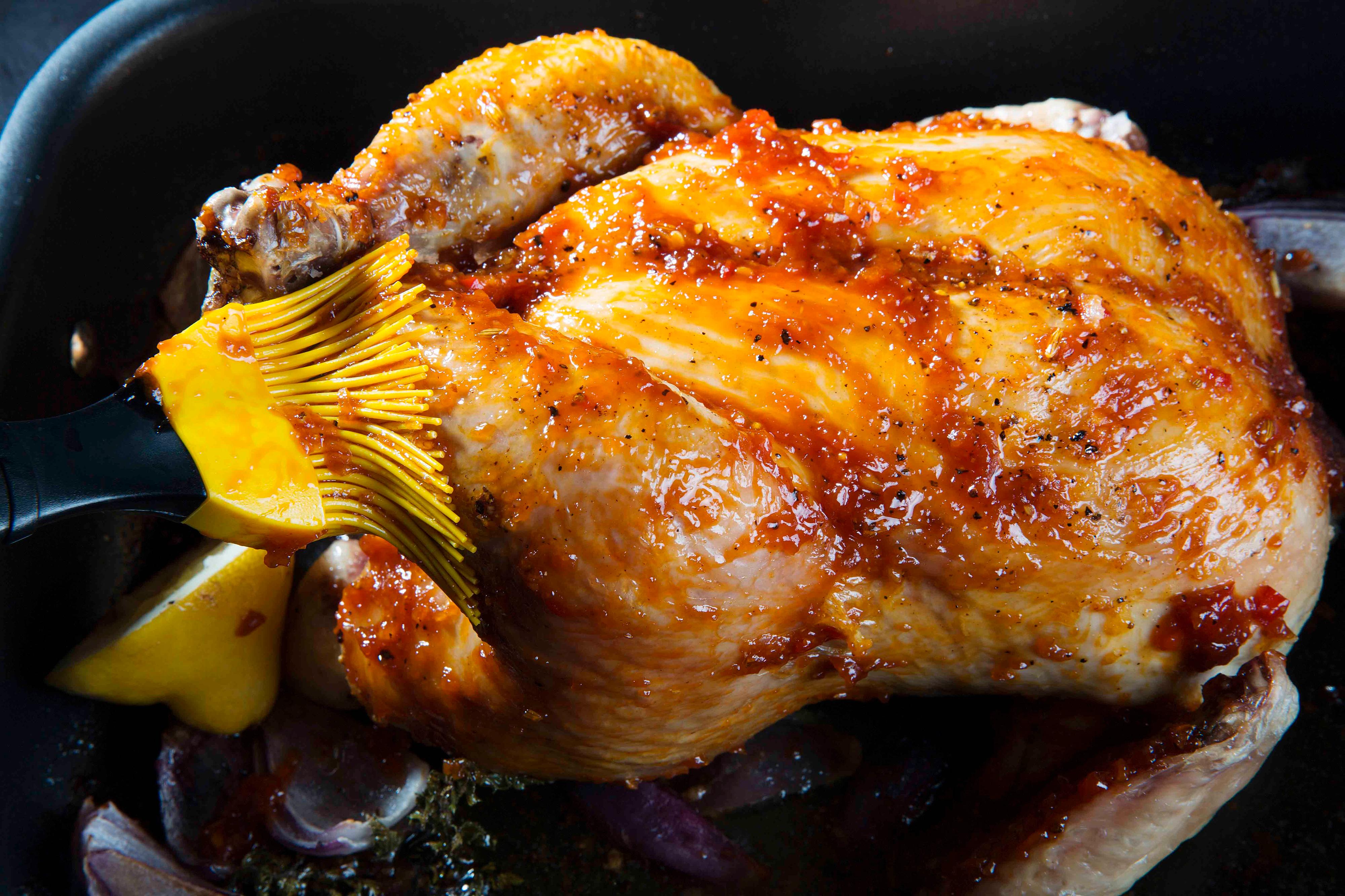 Ta den ut av ovnen og pensle med grillsausen. Stek videre i 45 minutter eller til temperaturen er 68 ved låret. Ta ut kyllingen, gjenta penslingen og la den hvile i minst 15 minutter før den deles opp.