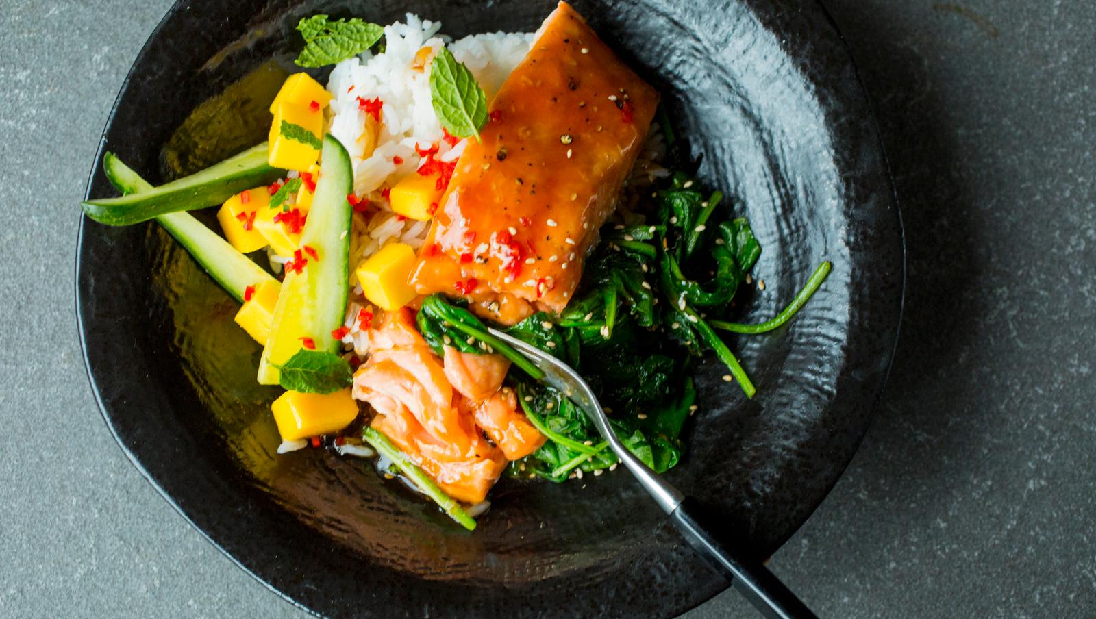 Laks teriyaki med spinat, mango og ris