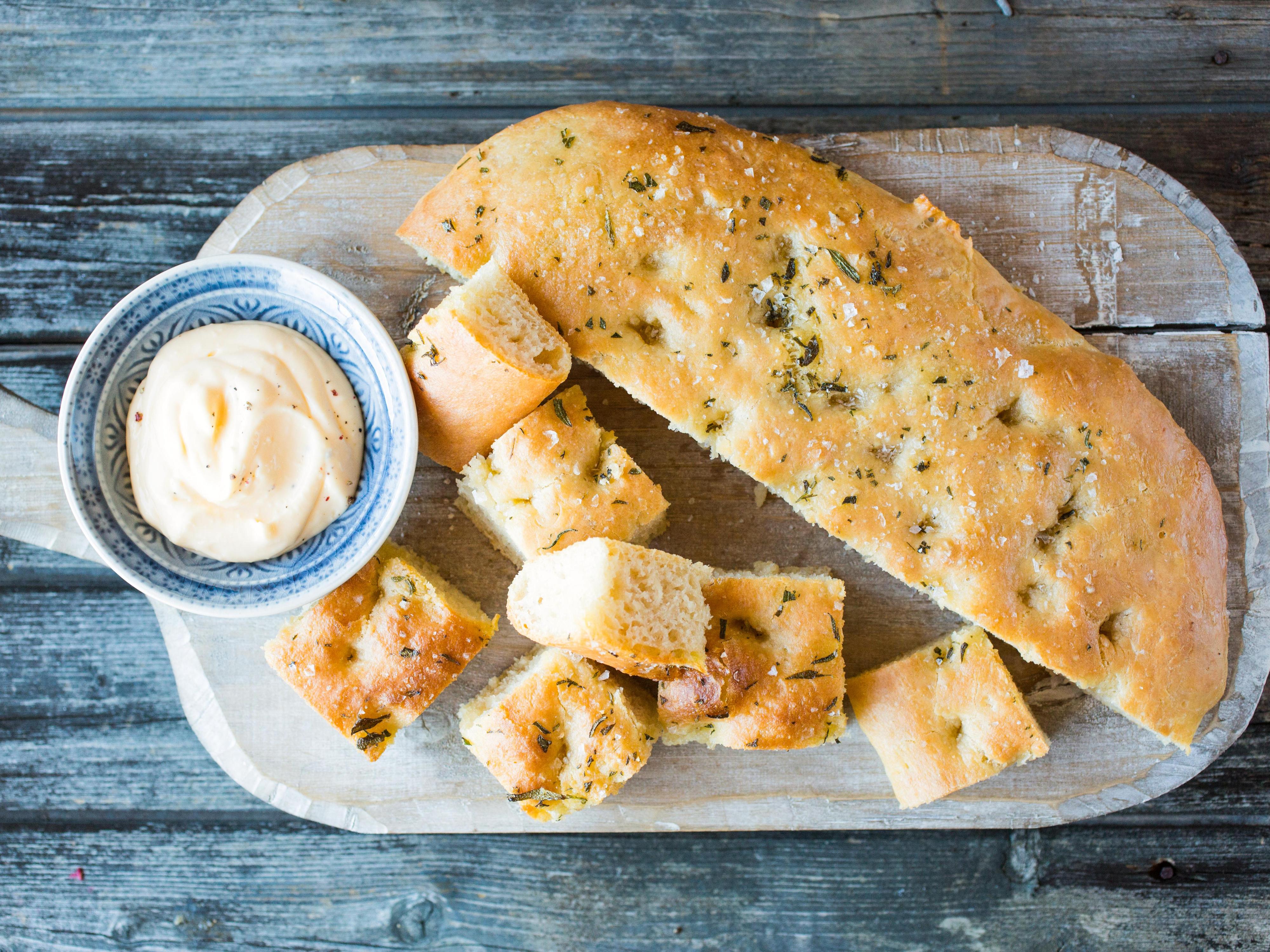 Focaccia og skål med aioli på trefjøl