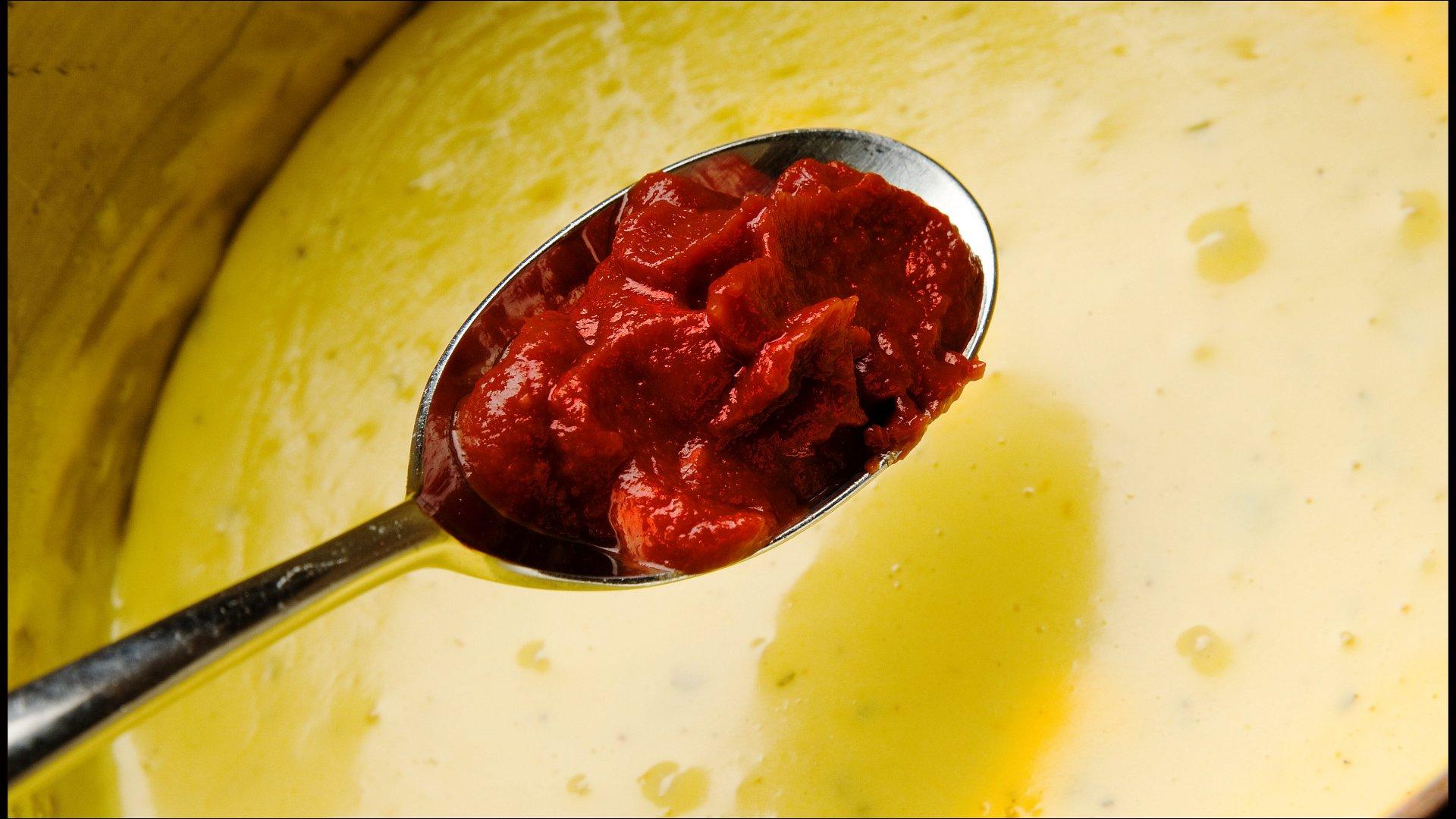 En choronsaus er i utgangspunktet en bearnéssaus tilsatt tomatpuré. Start med eggeplommene, tørket estragon og estragoneddiken i et glass eller stålbolle. Plasser bollen over en kjele med kokende vann og visp jevnt til massen tykner. Dette tar litt tid, så vær tålmodig. Blir varmen for høy, blir massen kornete som eggerøre, og da må du starte på nytt.
Når eggene har fått en majoneslignende tykkelse vispes smeltet smør litt etter litt inn i sausen. Smøret må ikke ha for høy temperatur, (40-50 grader). Rør så inn en spiseskje kyllingfond og tomatpuré av god kvalitet, hold sausen varm til servering. Skulle den skille seg, kan du vispe inn en spiseskje kaldt vann. Smak til med salt og pepper.