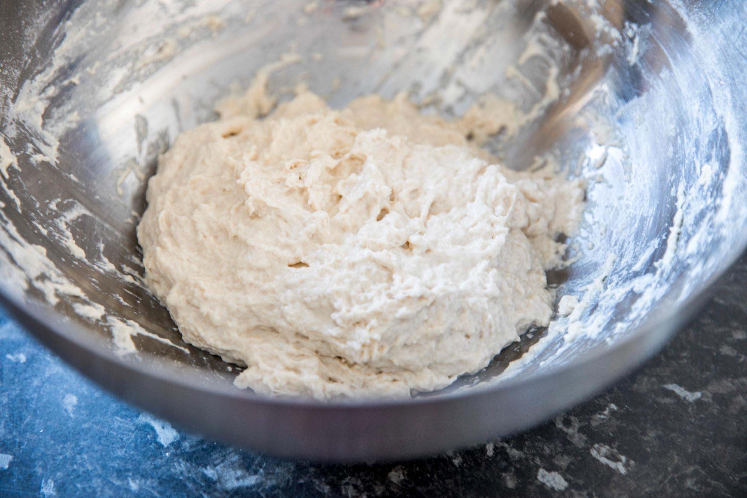 Rør alt raskt sammen til en klissete deig. Dekk bollen med plastfolie og et kjøkkenhåndkle.