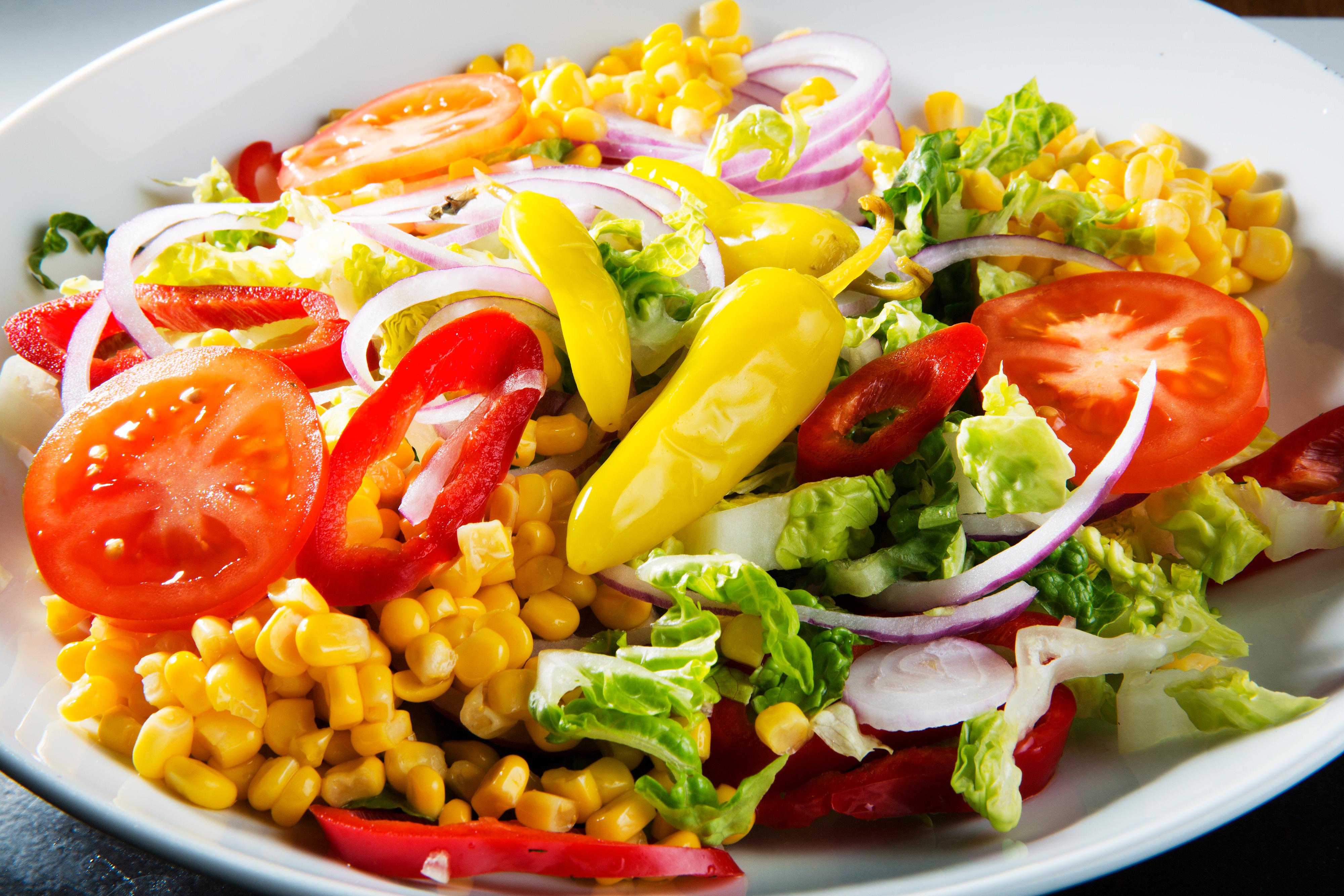 Lag en blanding av hjertesalat, søtpaprika, rødløk og tomater. Ha i tynne strimler av epler og bland inn biter av bananchili. Denne chilivarianten er litt mildere og søtere enn jalapenos. Tilsett hermetiske maiskorn eller server maisen ved siden av.