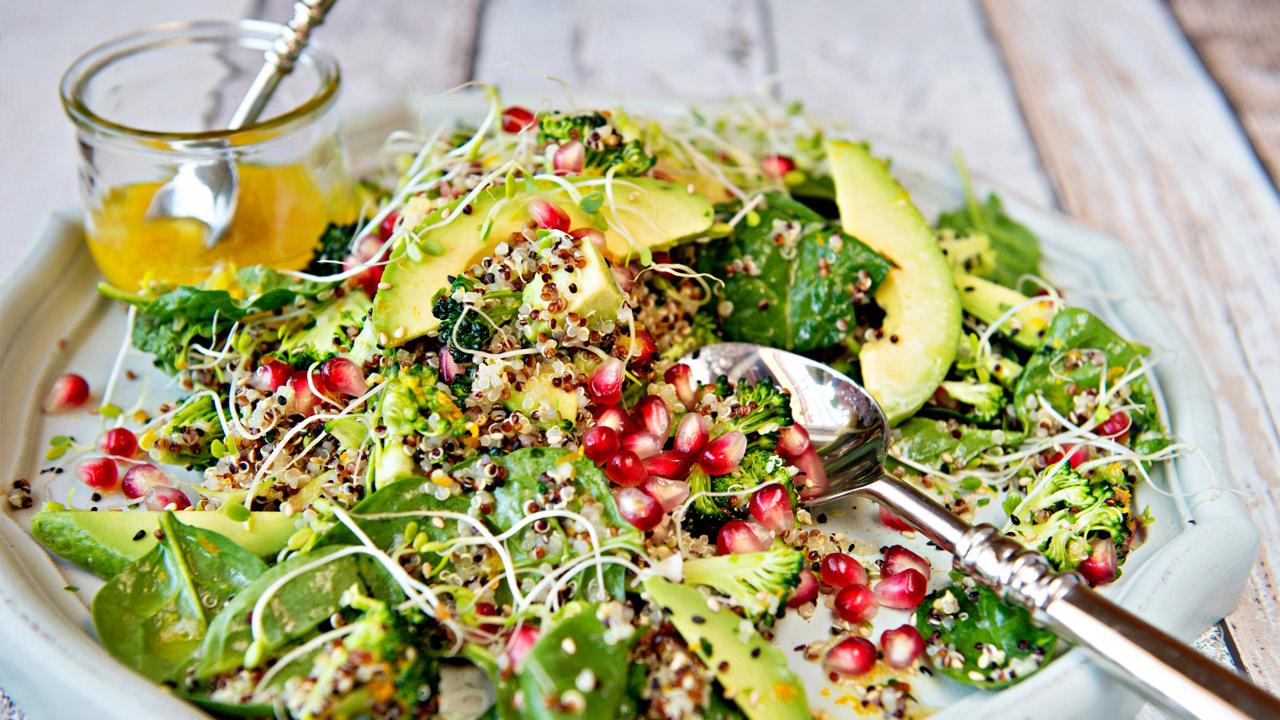 Salat med quinoa, avokado og granateple
