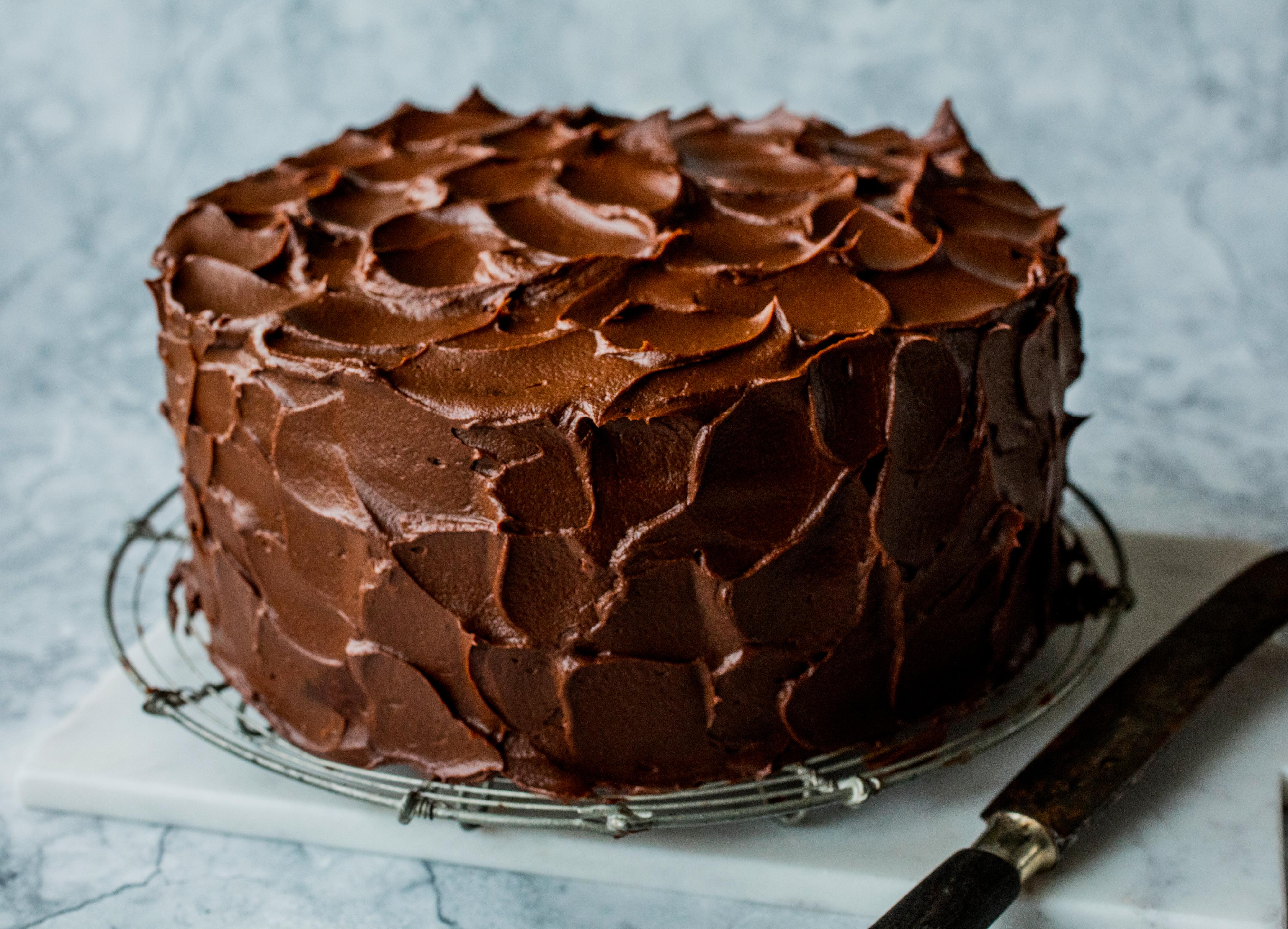 Del hver kake i to jevne lag. Bygg kaken med litt sjokoladekrem mellom hvert lag, og pass på at du har nok krem igjen til å dekke hele kaken til slutt.