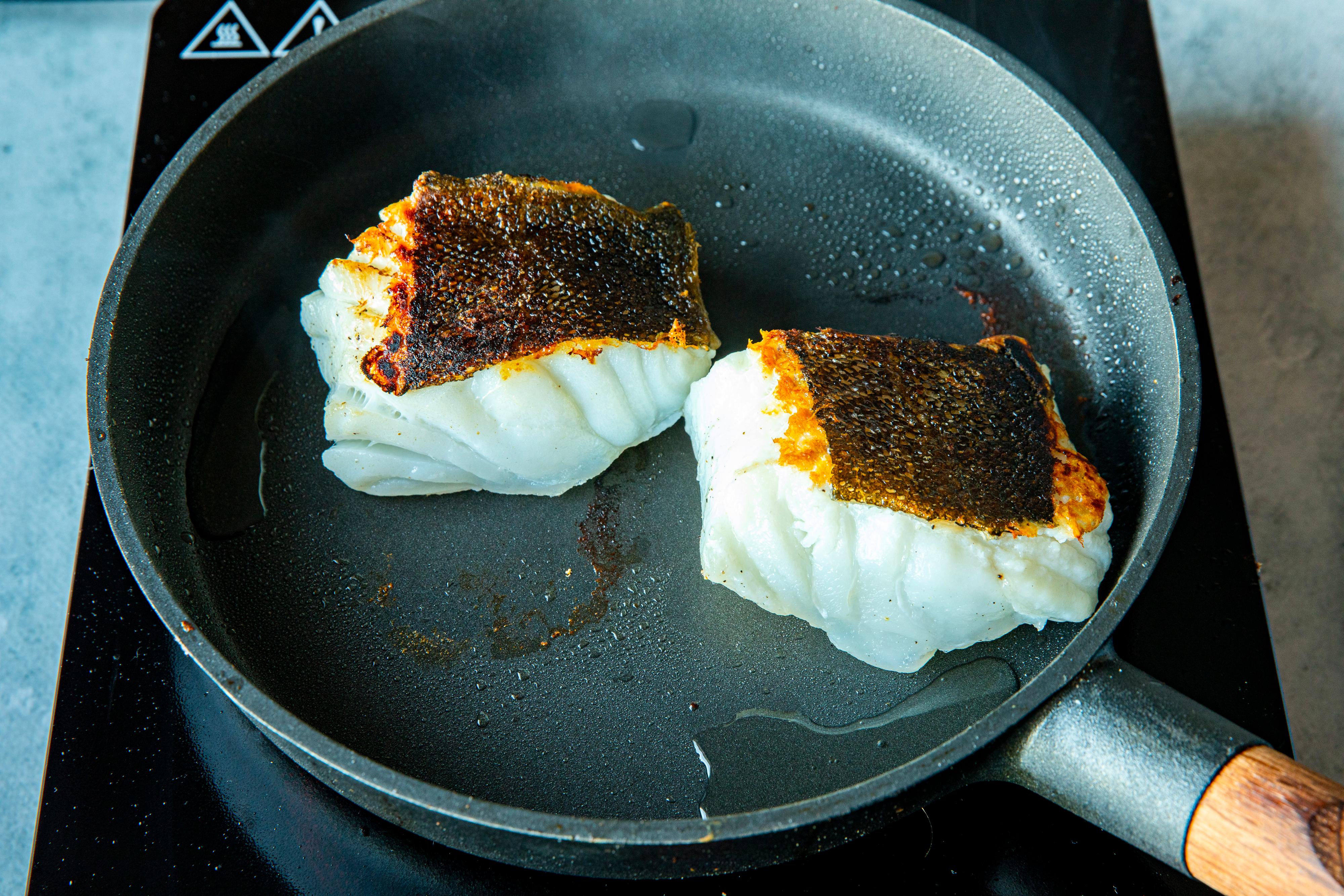 Når skinnet er sprøtt og gyllent snur du fisken og steker et par minutter på den andre siden. Torsken er klar i det øyeblikket den flaker seg ved et lett trykk.