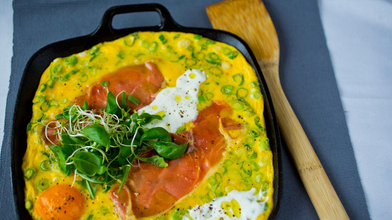 Ovnsbakt omelett med vårløk, skinke og skyr