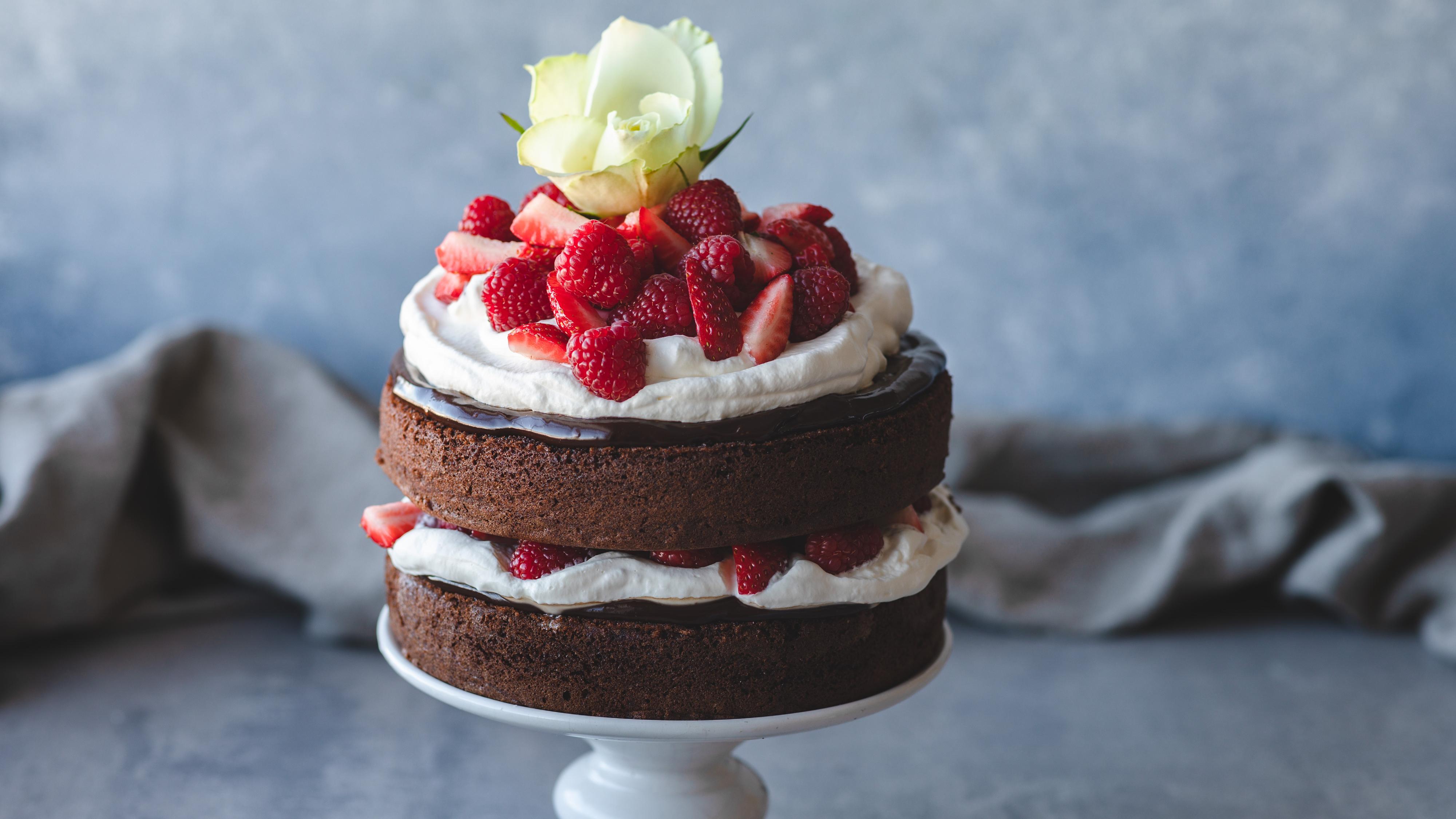 Sjokoladekake med krem og røde bær