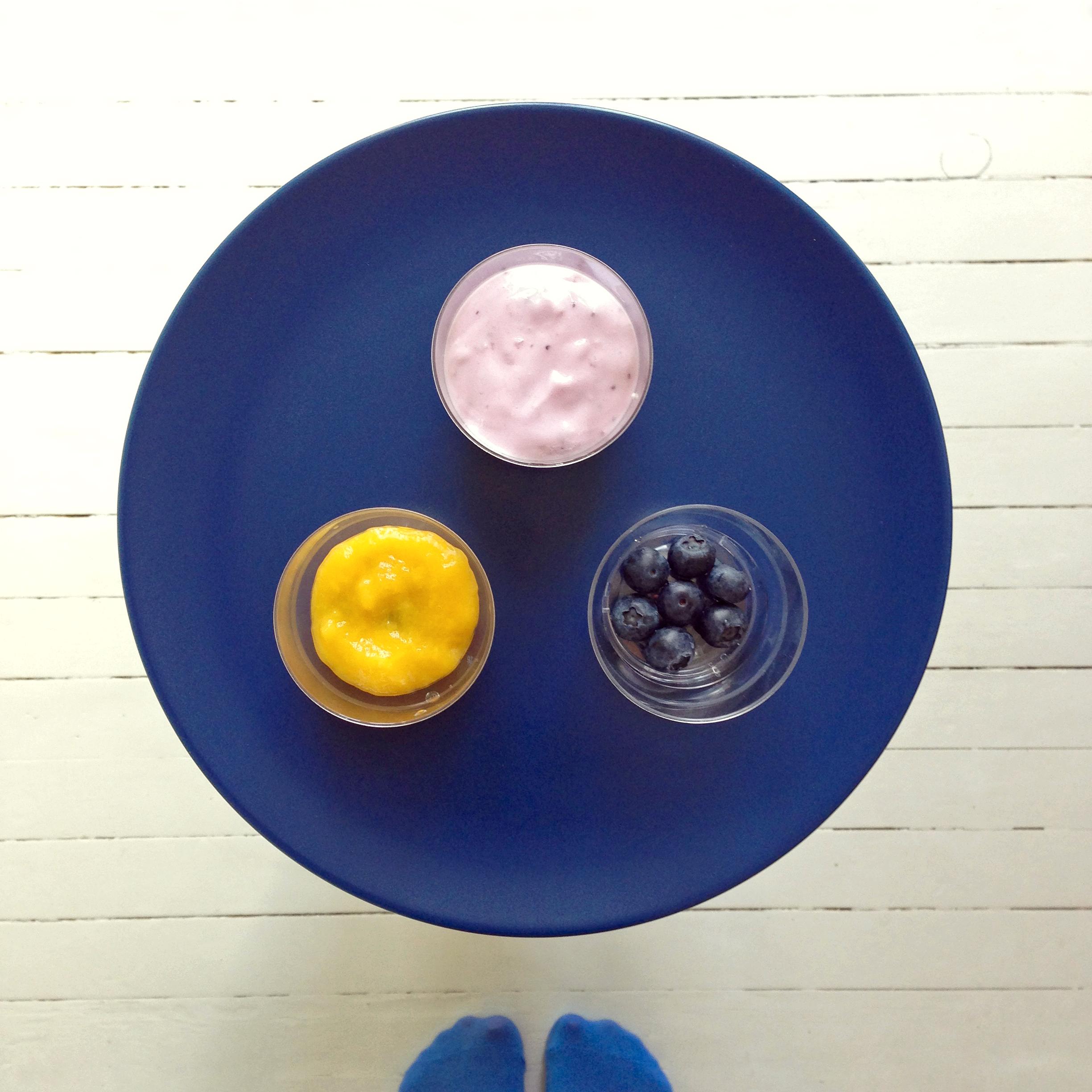 Finn frem små kopper eller skåler. Legg et lag med blåbær nederst, fyll så på med mango og deretter et lag med blåbæryoghurt. Gjenta til koppen er full.
