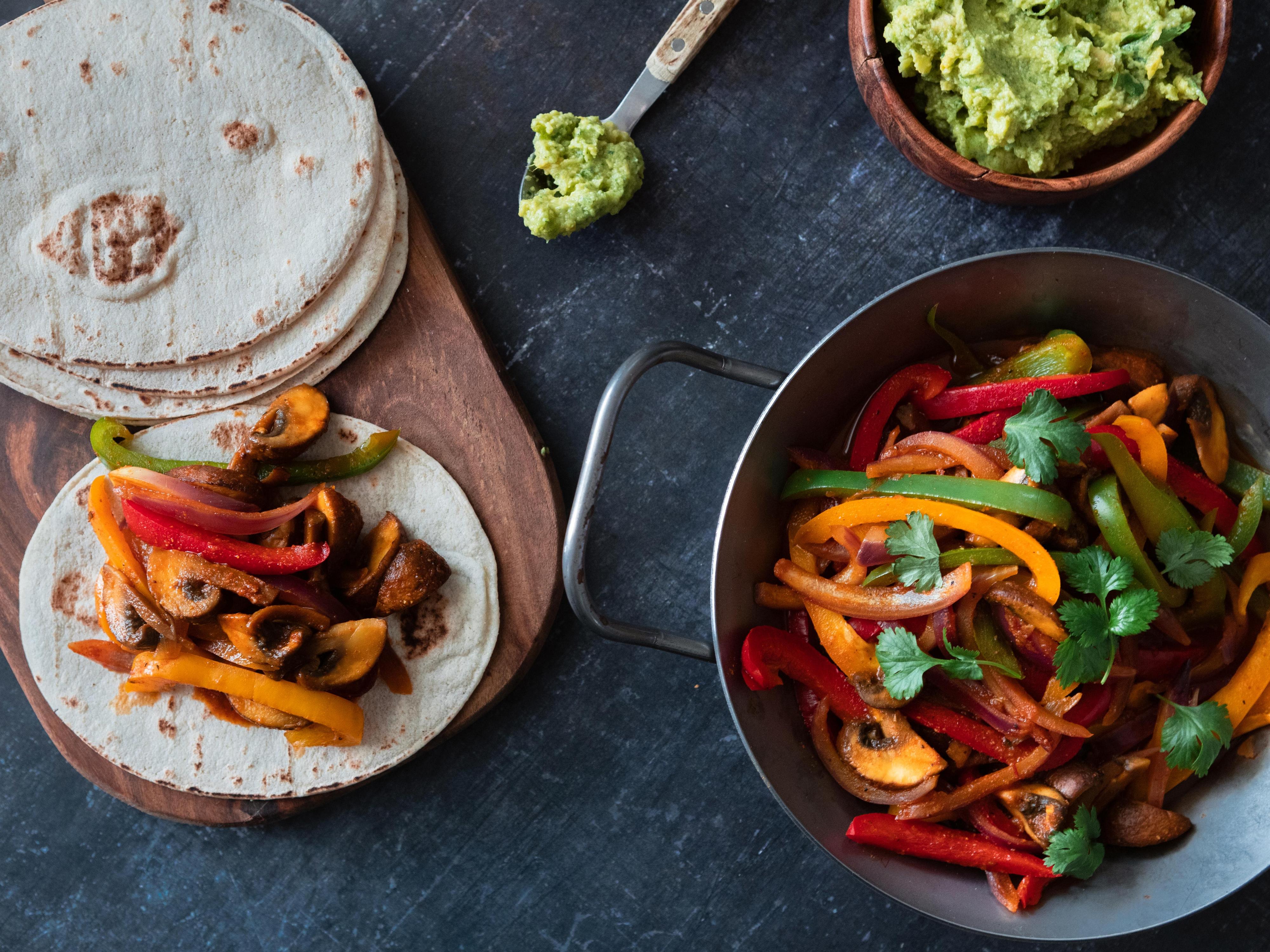 Fajitas med sopp, paprika og rødløk servert med tortillalefser og guacamole