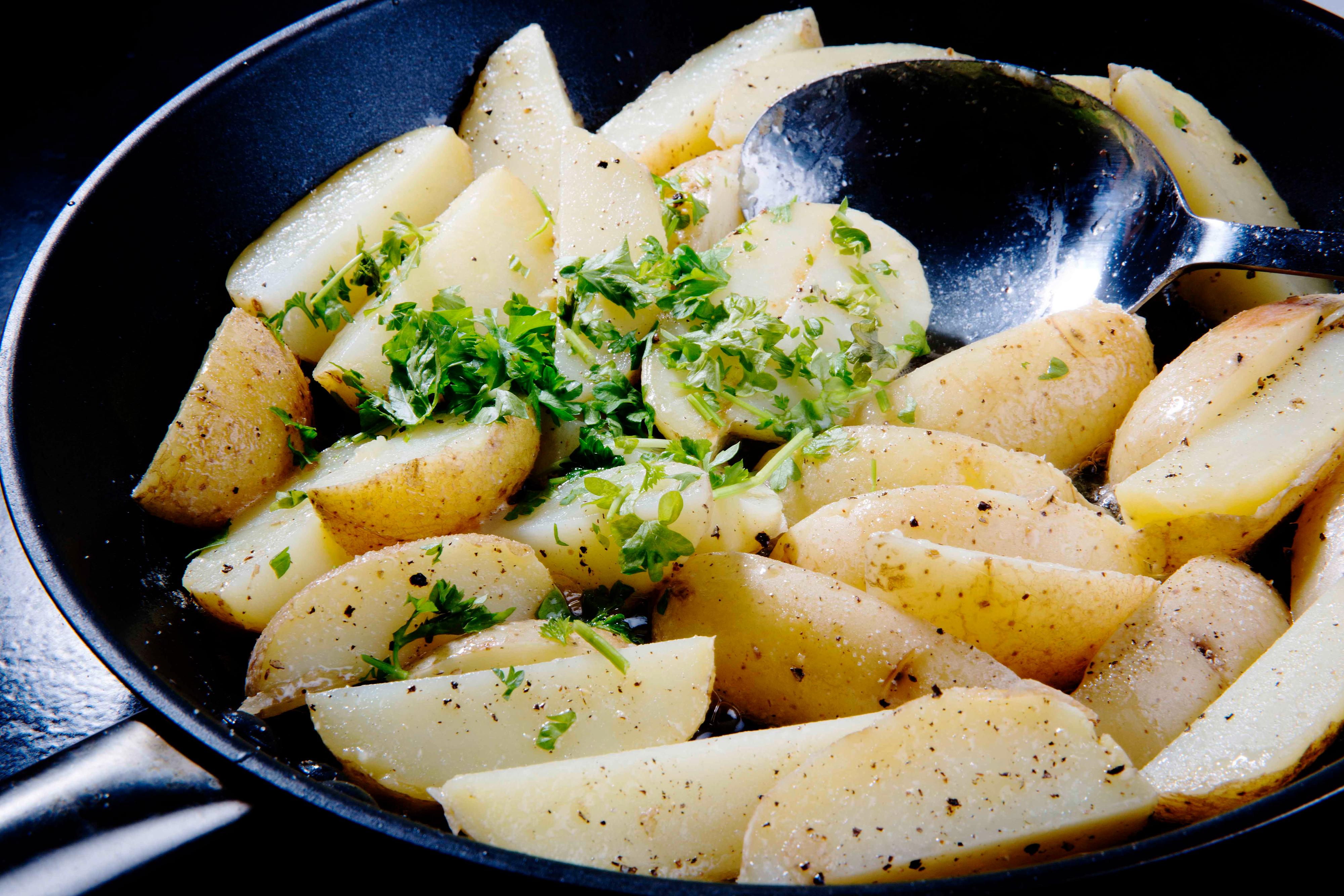 Kok potetene møre i vann. Hell av kokevannet og damp poteten tørre i kjelen før de deles i båter. Stek potetebåtene med smør. Vend inn finhakket persille før servering.