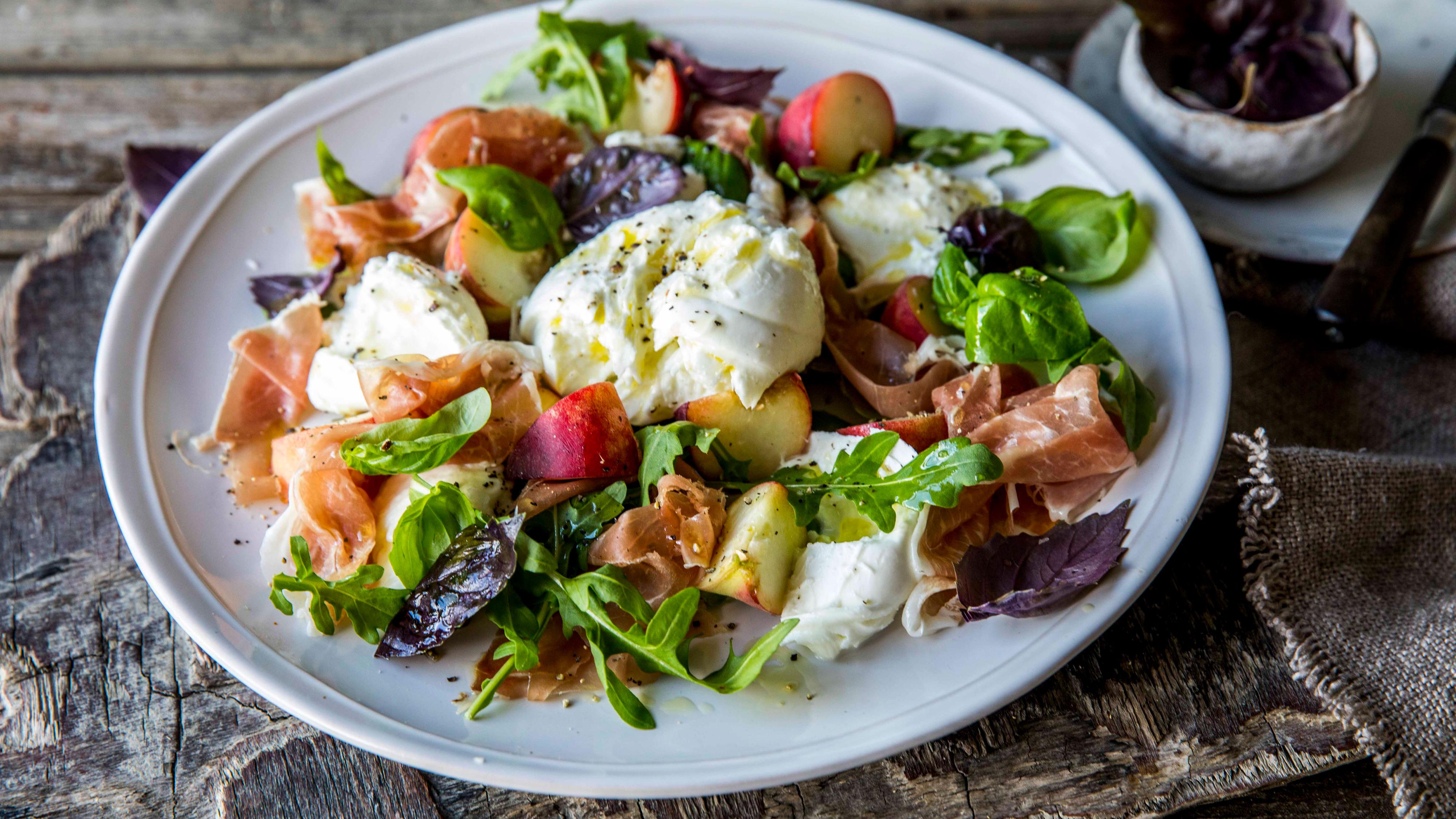 Salat med fersken og mozzarella