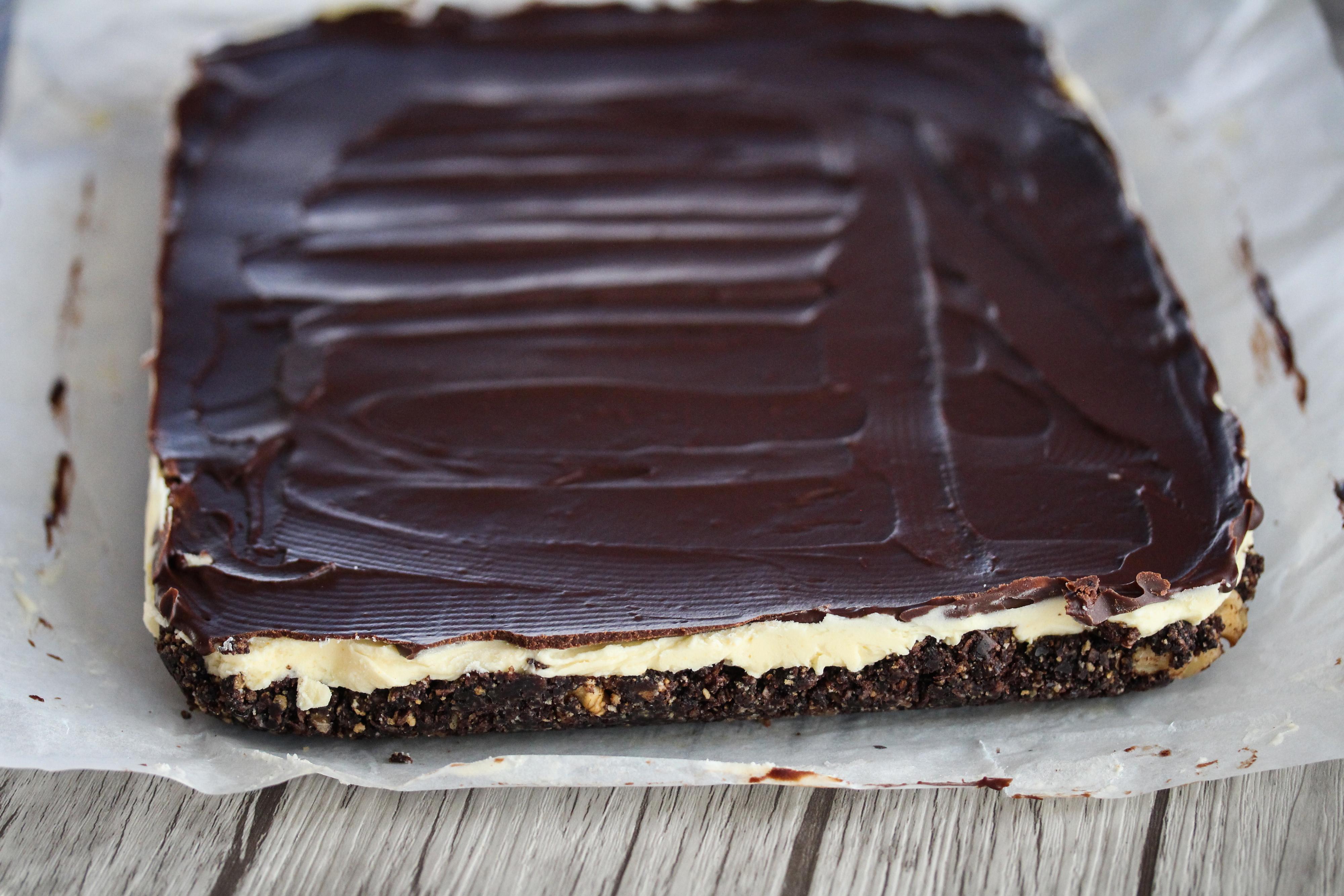 Ta kaken ut av fryseren og smør over sjokoladeglasuren. Sett kaken i kjøleskapet i en time, slik at glasuren stivner.