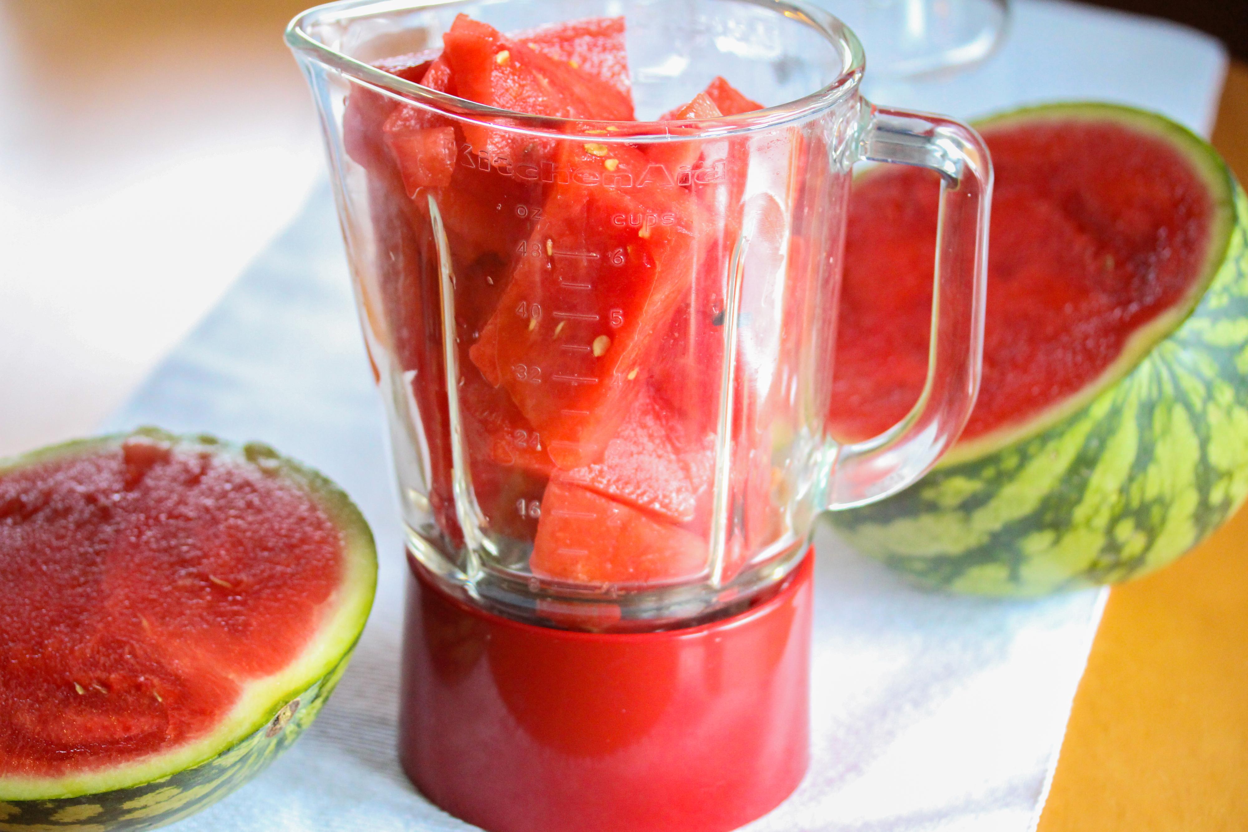 Mål opp 2 dl vannmelonsaft til og ha i en liten kjele med sukkeret. Varm opp blandingen og la den småkoke i noen minutter. Ta kjelen av platen og sett kjelen med vannmelonsirupen i kjøleskapet til dagen etter.
