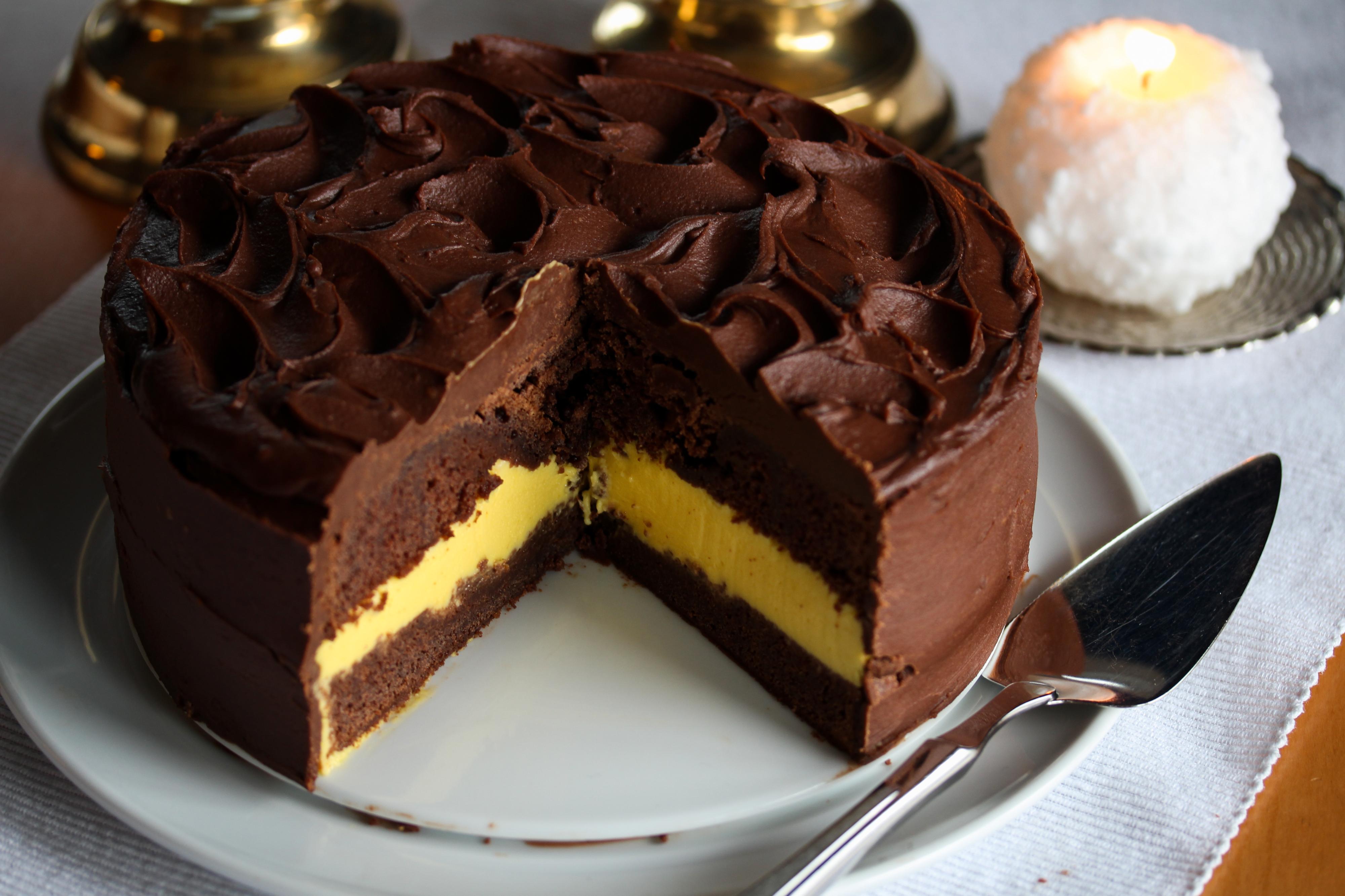 Fordel sjokoladeglasuren jevnt over kaken. La kaken stå i kjøleskapet frem til servering.