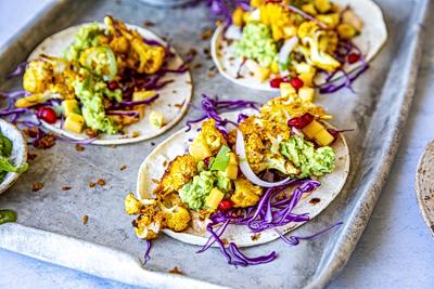 Blomkåltaco med mangosalsa og chipotlemayo