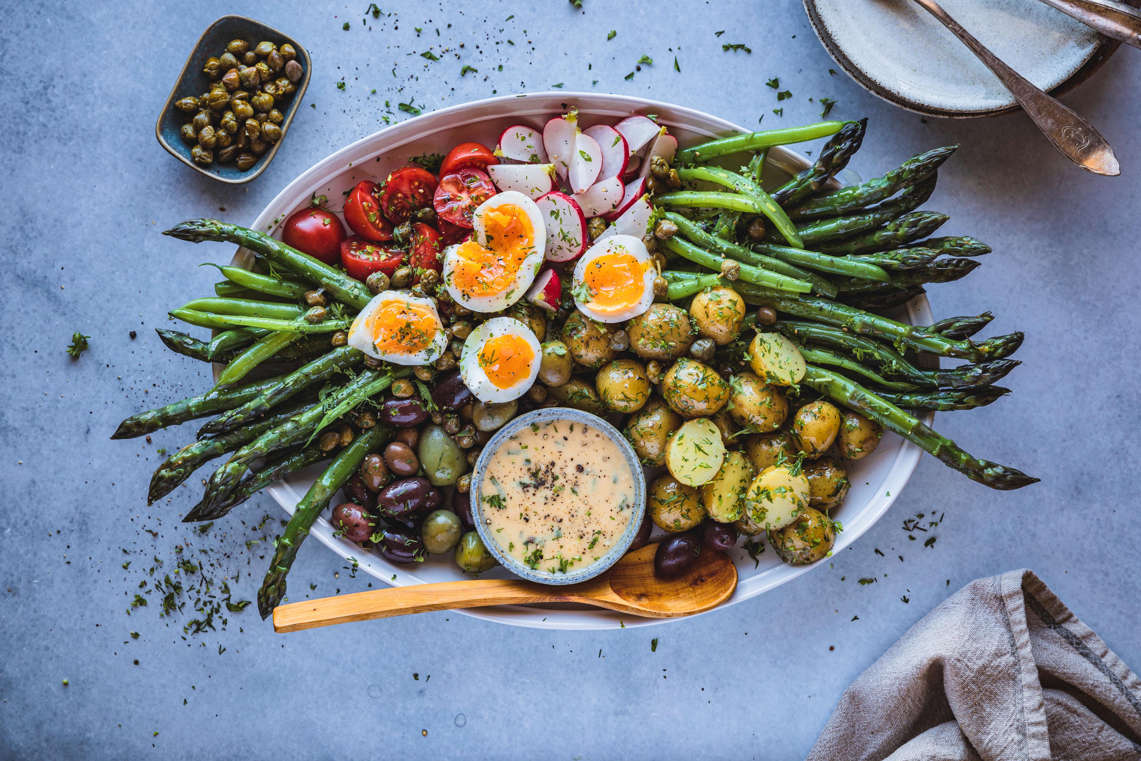 Niçoise-salat med en vri servert i hvit, oval salatbolle