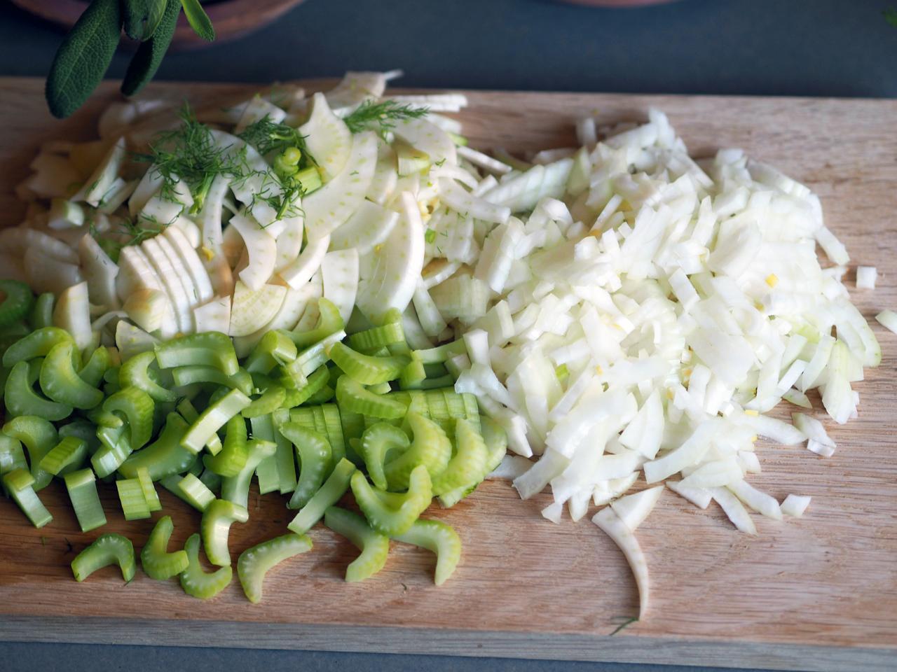 Finhakk løk, hvitløk og fennikel. Kutt stangsellerien i tynne skiver. Ha grønnsakene over i gryta og stek i ca 5 minutter.