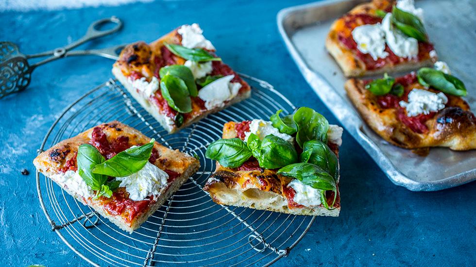 Focaccia med mozzarella og tomat