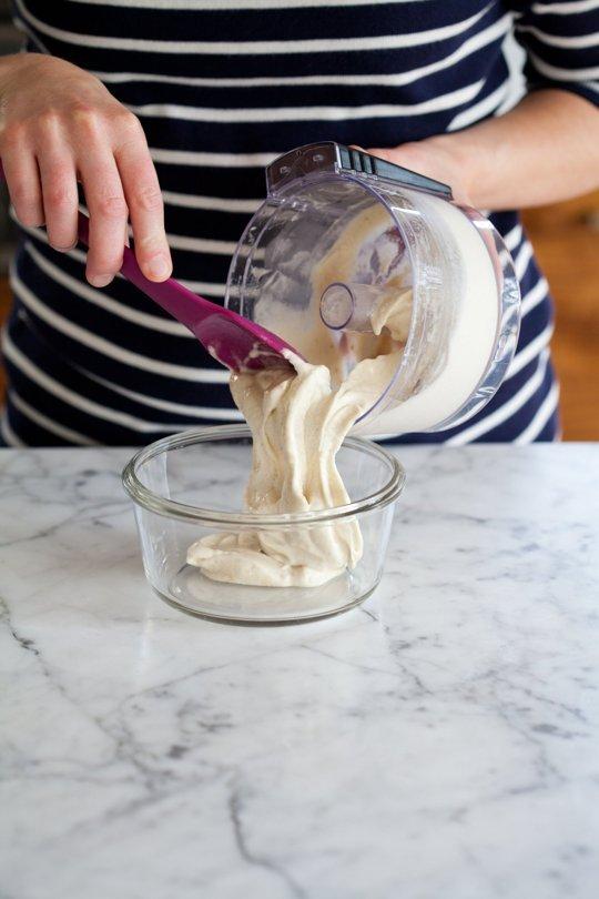 Kjør de fryste bananbitene i en blender eller food prosessor til den får en jevn og myk konsistens. I tillegg til banan kan du tilsette blant annet knust sjokolade, nøtter eller peanøttsmør for en ekstra smaksopplevelse