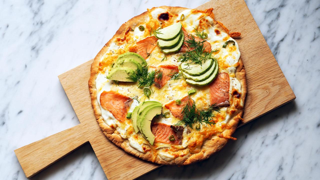 Hvit pizza med røkelaks og avokado