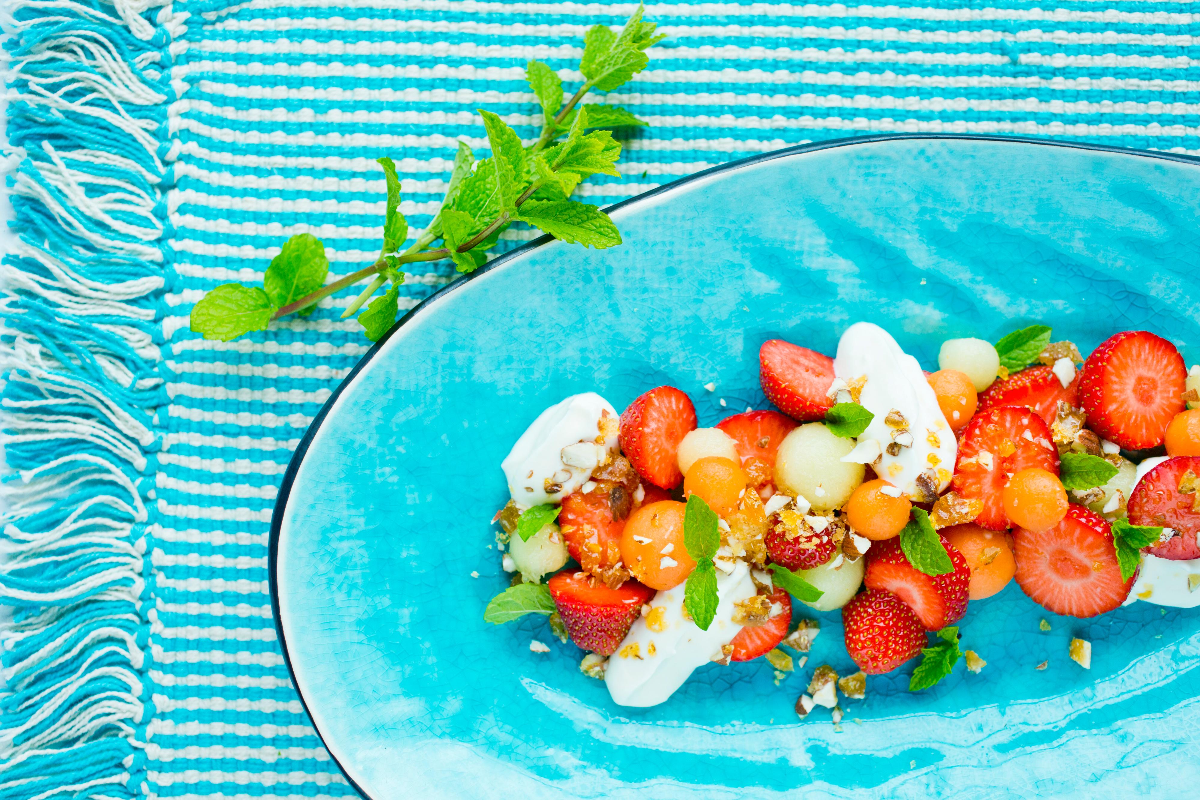 Melon og jordbærsalat med yoghurtkrem og krokan