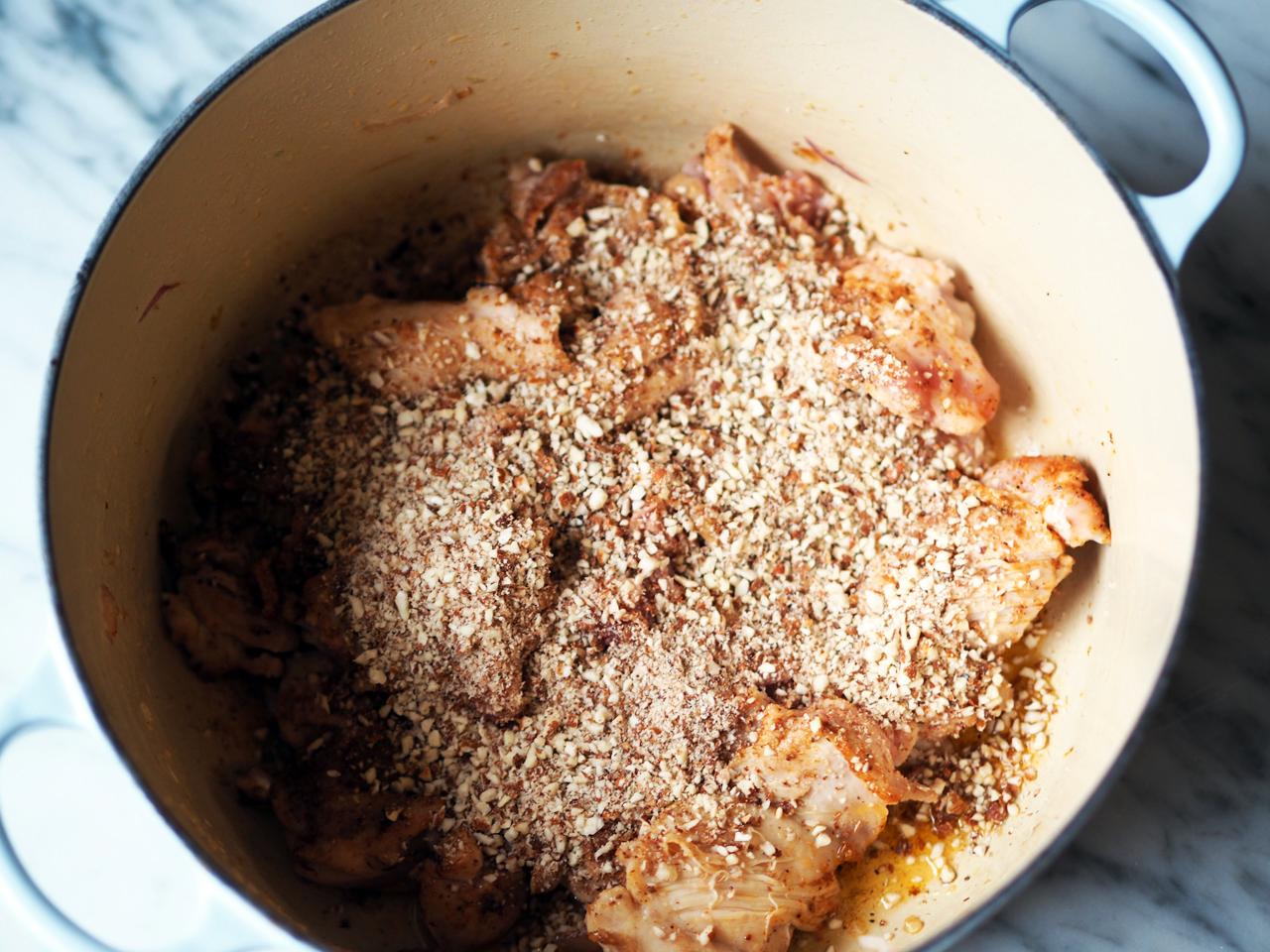 Kvern mandler eller cashewnøtter (eller en kombinasjon) i en krydderkvern eller i en foodprocessor. Pass på så nøttene ikke blir finmalt til mel, det skal være litt «chunky». Ha kyllingen tilbake i gryta sammen med malte nøtter og kokosmasse. Hell på kokosmelk eller fløte og sett på lokk. Gi gryta et oppkok før du skrur ned temperaturen og lar det putre videre i ca. 30 minutter. Tilsett en god klatt yoghurt naturell om du ønsker en litt tykkere saus. La sausen koke inn uten lokk i ca 10. minutter. Rør inn gurkemeie for å få den karakteristiske gulfargen.