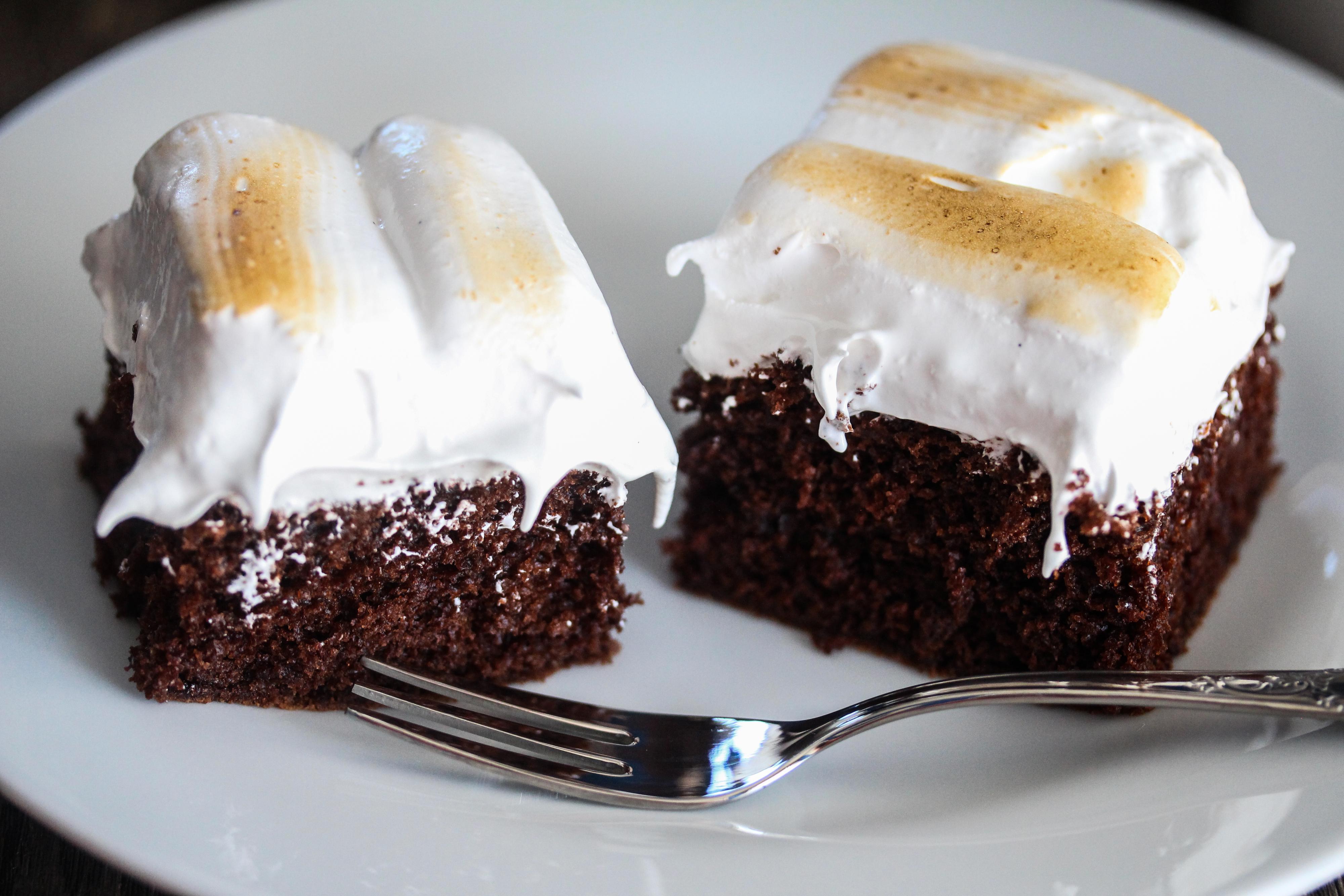 Smør eller sprøyt marengskremen straks på den kalde sjokoladekaken. Bruk en gassbrenner for å grille toppen av marengsen så den får gyllenbrune partier. 