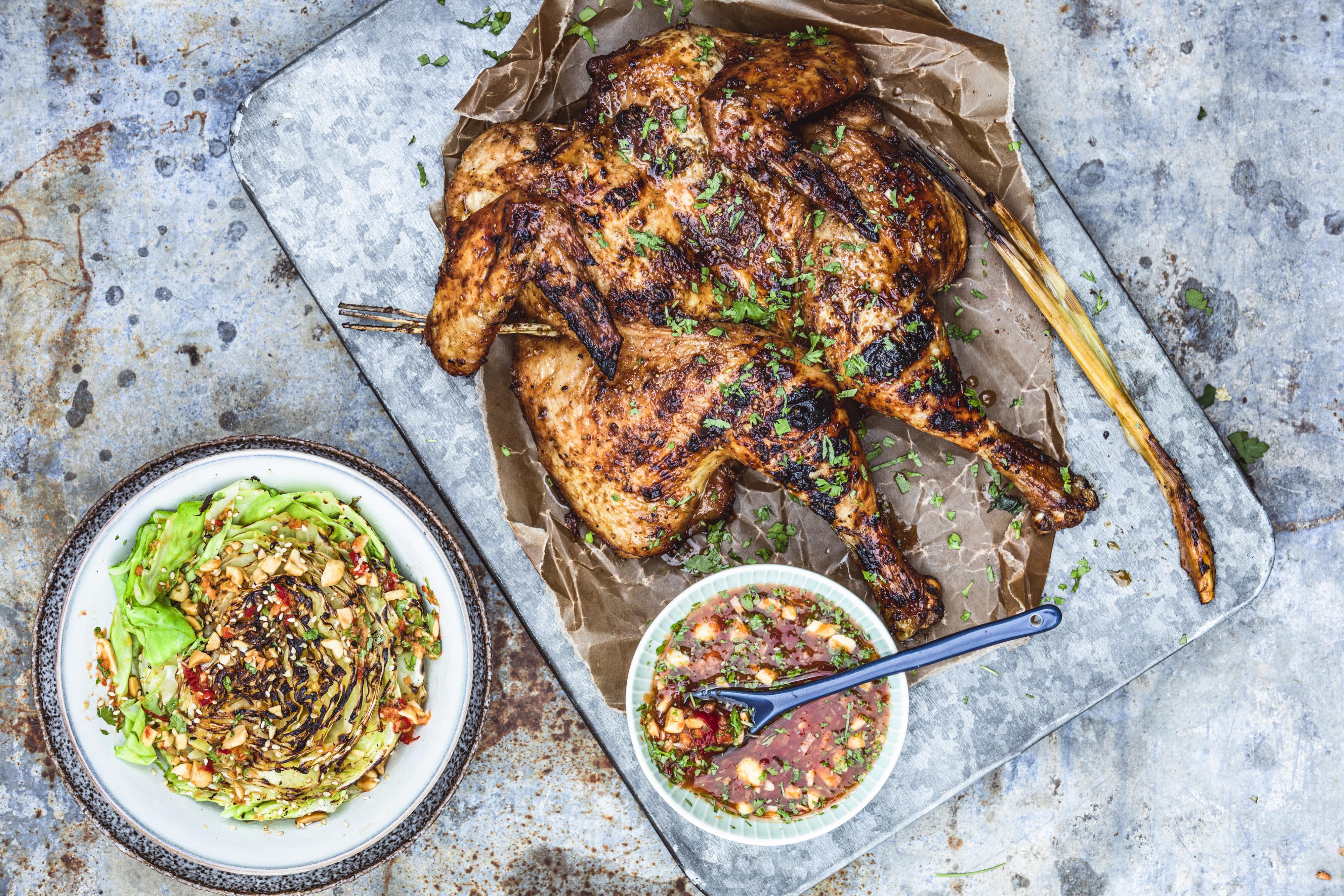 Grillet kylling med sitrongress og chilidipp med salat