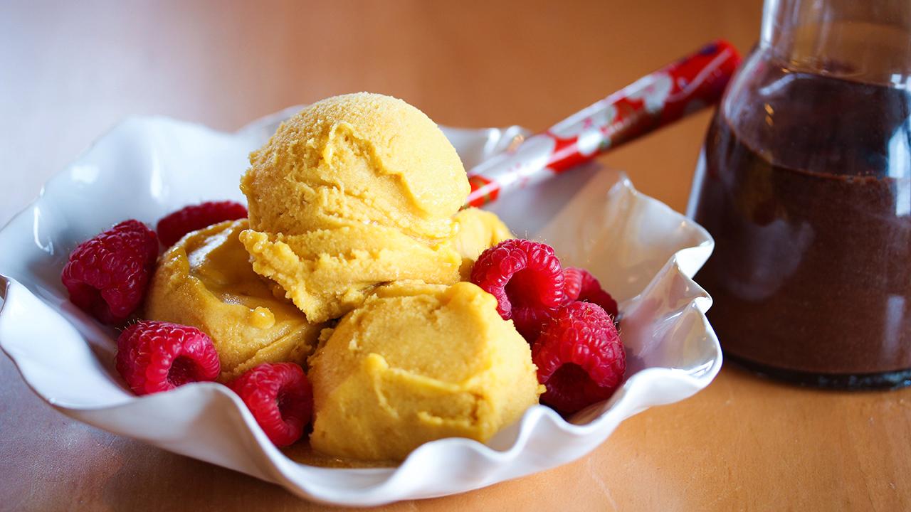 Pasjonsfruktsorbet med hjemmelaget sjokoladesaus