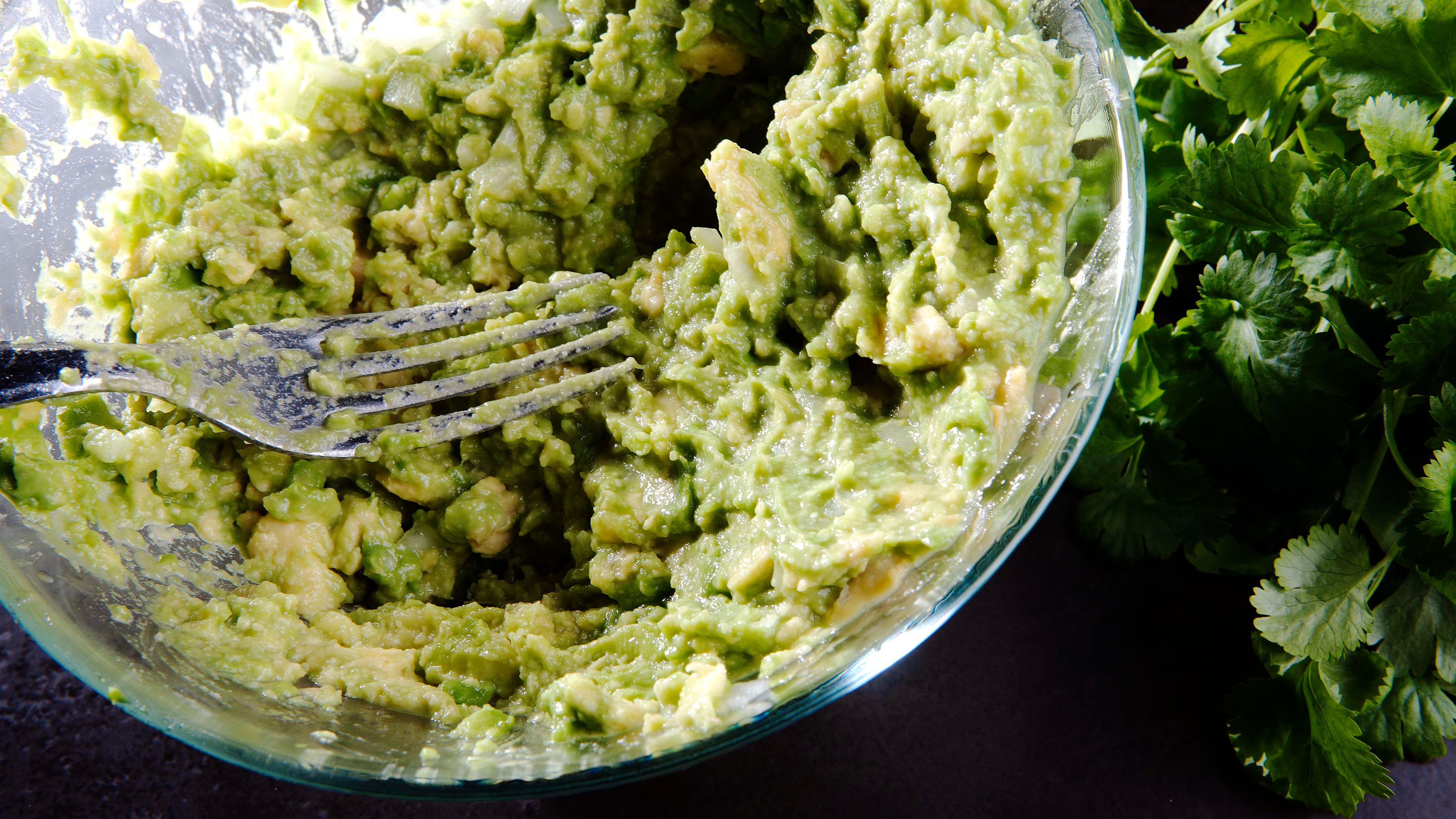 For guacamole: Del avokadoene i to og fjern steinen. Skrap ut kjøttet med en skje og legg det i en bolle. Press over saften av en lime, dette forhindrer at avokadokjøttet misfarges. Tilsett resten av ingrediensene og mos blandingen sammen med en gaffel. Ikke mos blandingen helt i stykker, det skal være litt klumper i hjemmelaget guacamole. Dekk bollen med plast til den skal brukes.