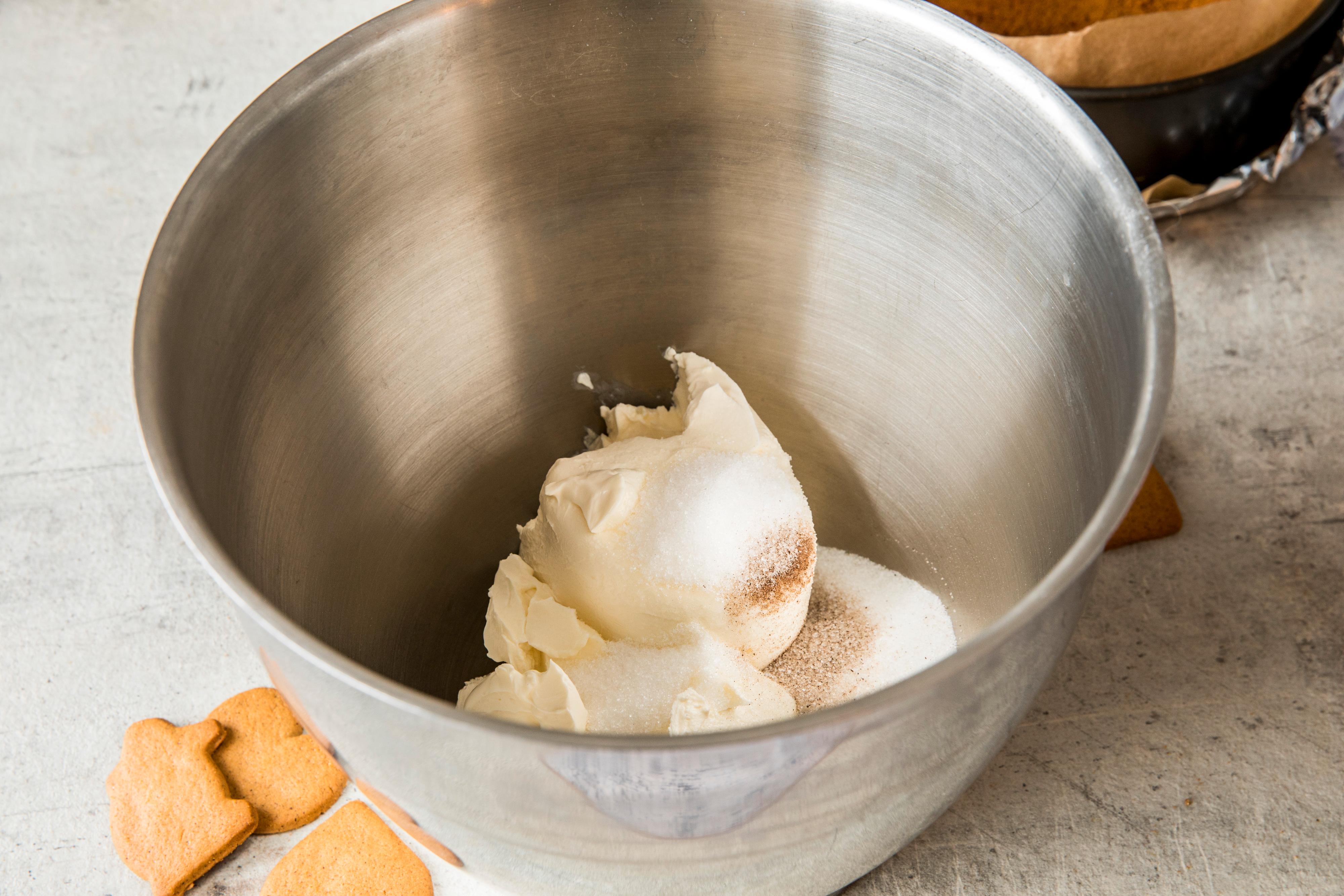 Senk temperaturen på ovnen til 150 grader. Bruk en kjøkkenmaskin og rør ost, sukker og vanilje glatt og kremet ved lav hastighet. Stopp maskinen og skrap ned langs med sidene et par ganger underveis.