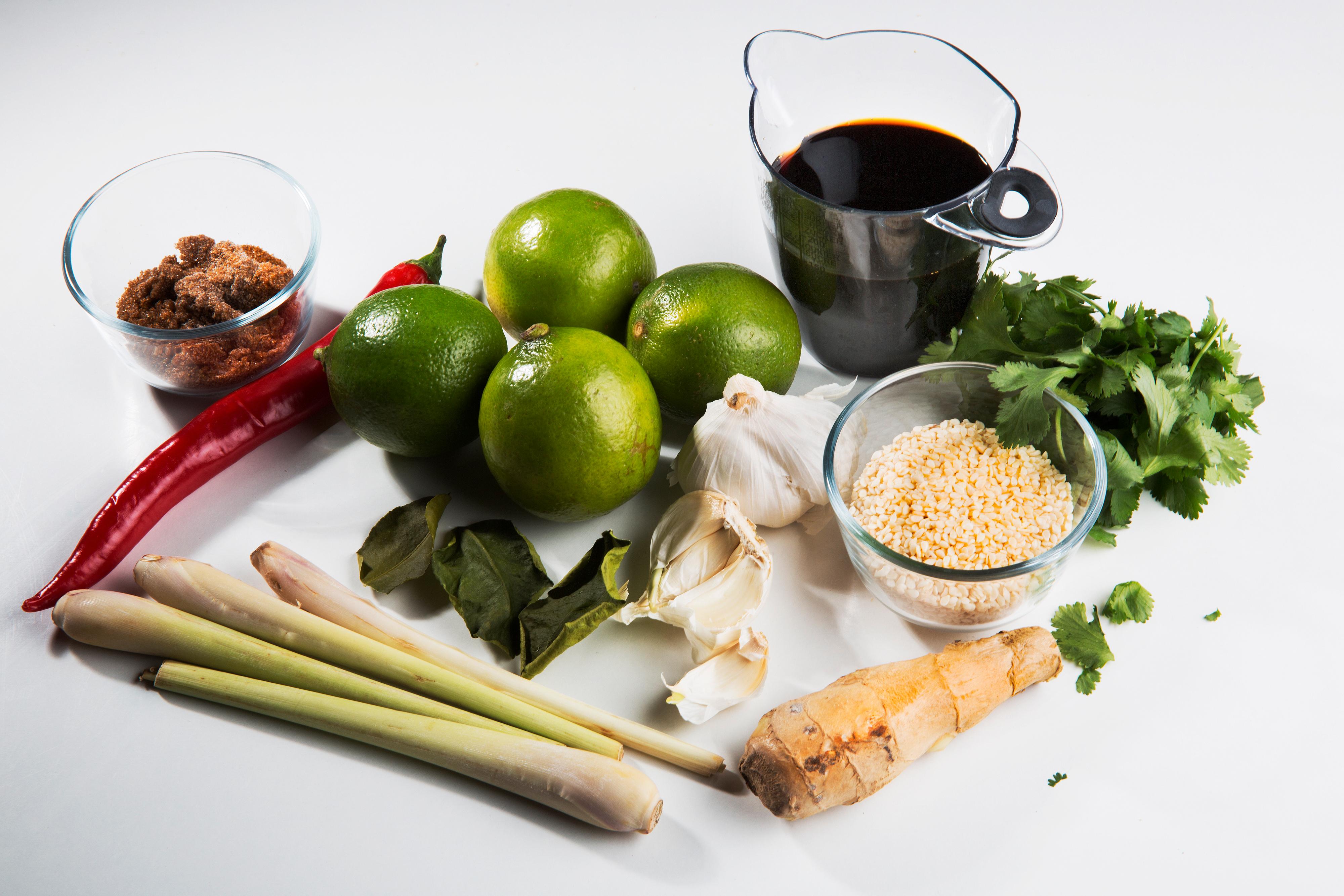 Start med teriyakisaus: Rens ingefærrot og chili, hakk opp i biter. Skjær sitrongress og hvitløk i biter. Ha alt i kjelen, sammen med soyasaus, vann, brunt sukker og limesaft.