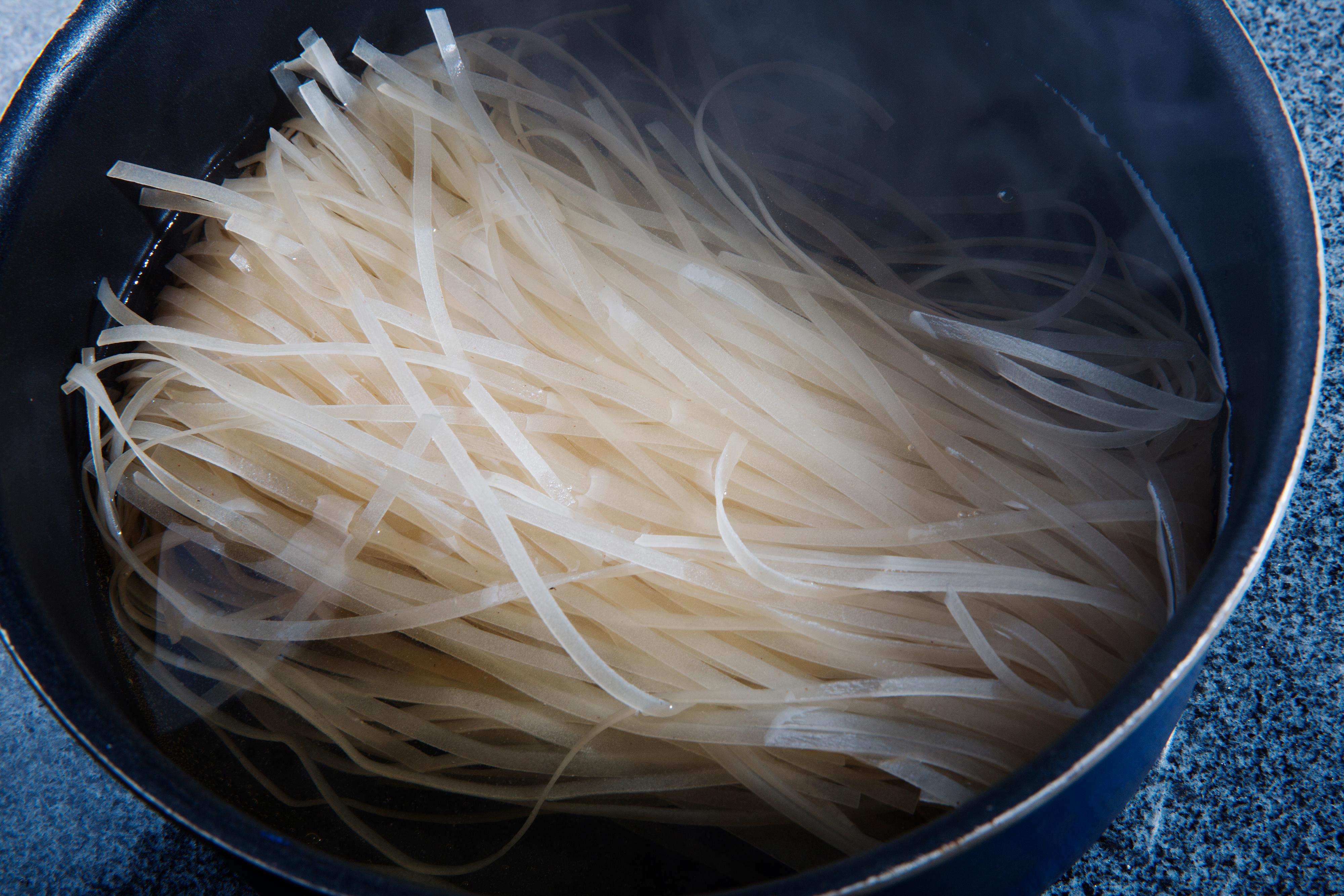 Kok opp rikelig med lettsaltet vann og kok risnudlene etter anvisning på pakken.