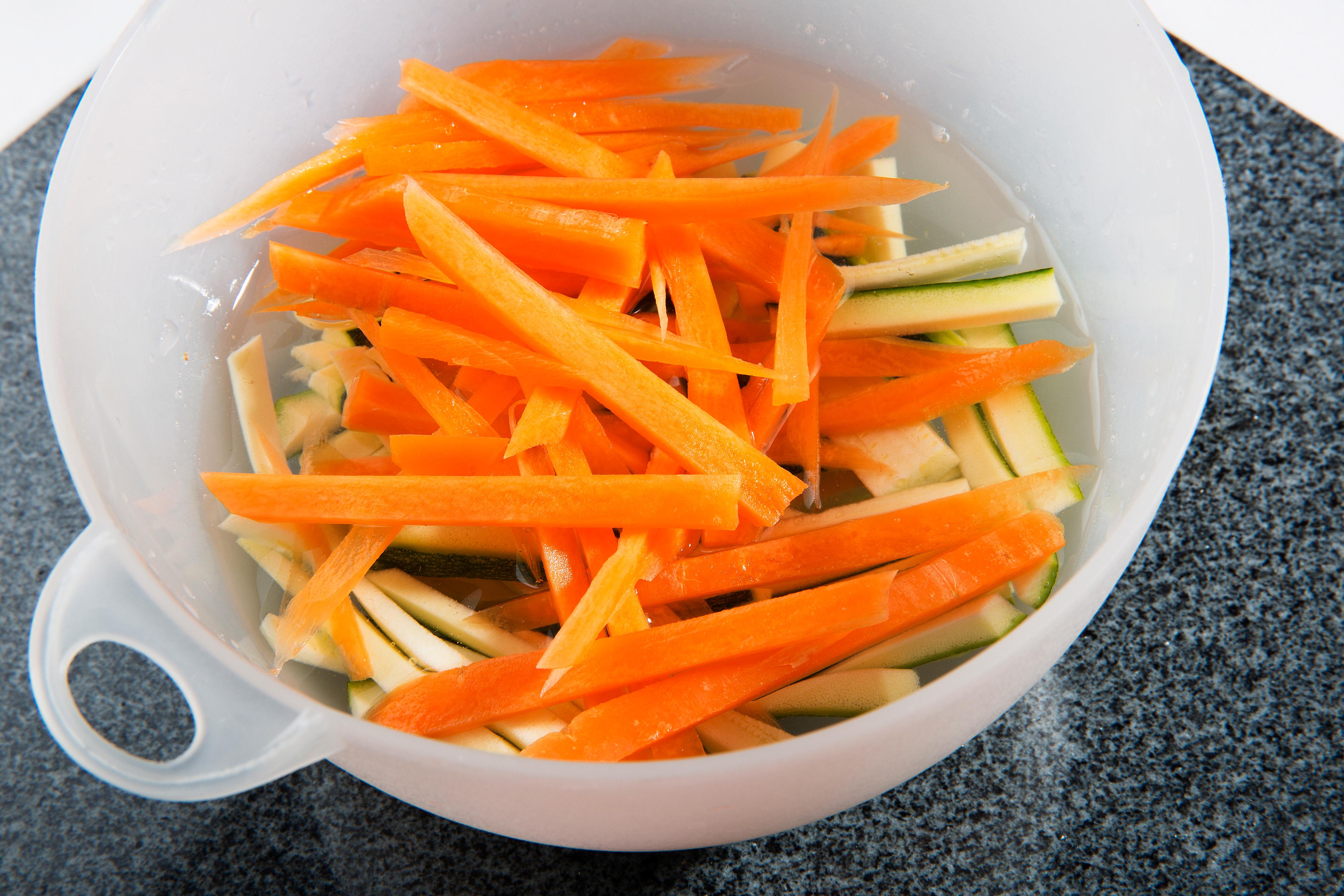 Del opp squash og gulrøtter i staver.