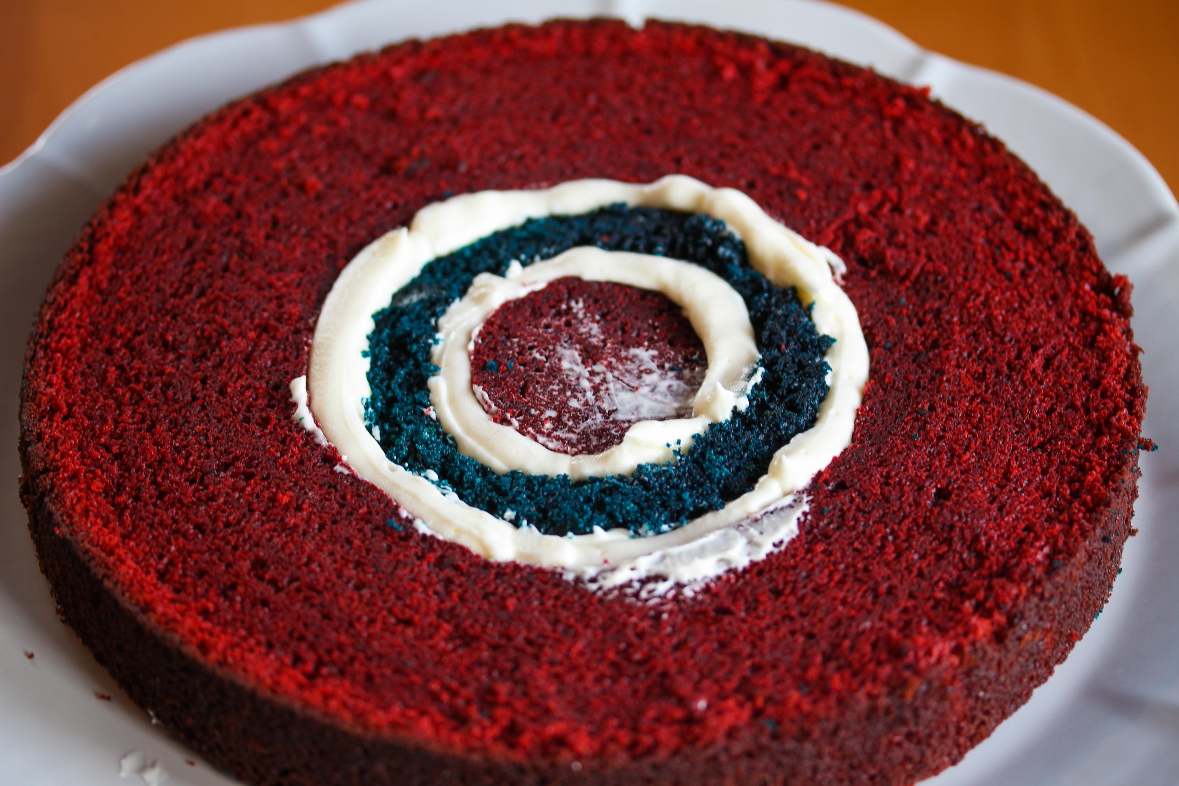 Fyll hulrommene mellom blå og røde kaker ved å sprøyte inn ostekrem.