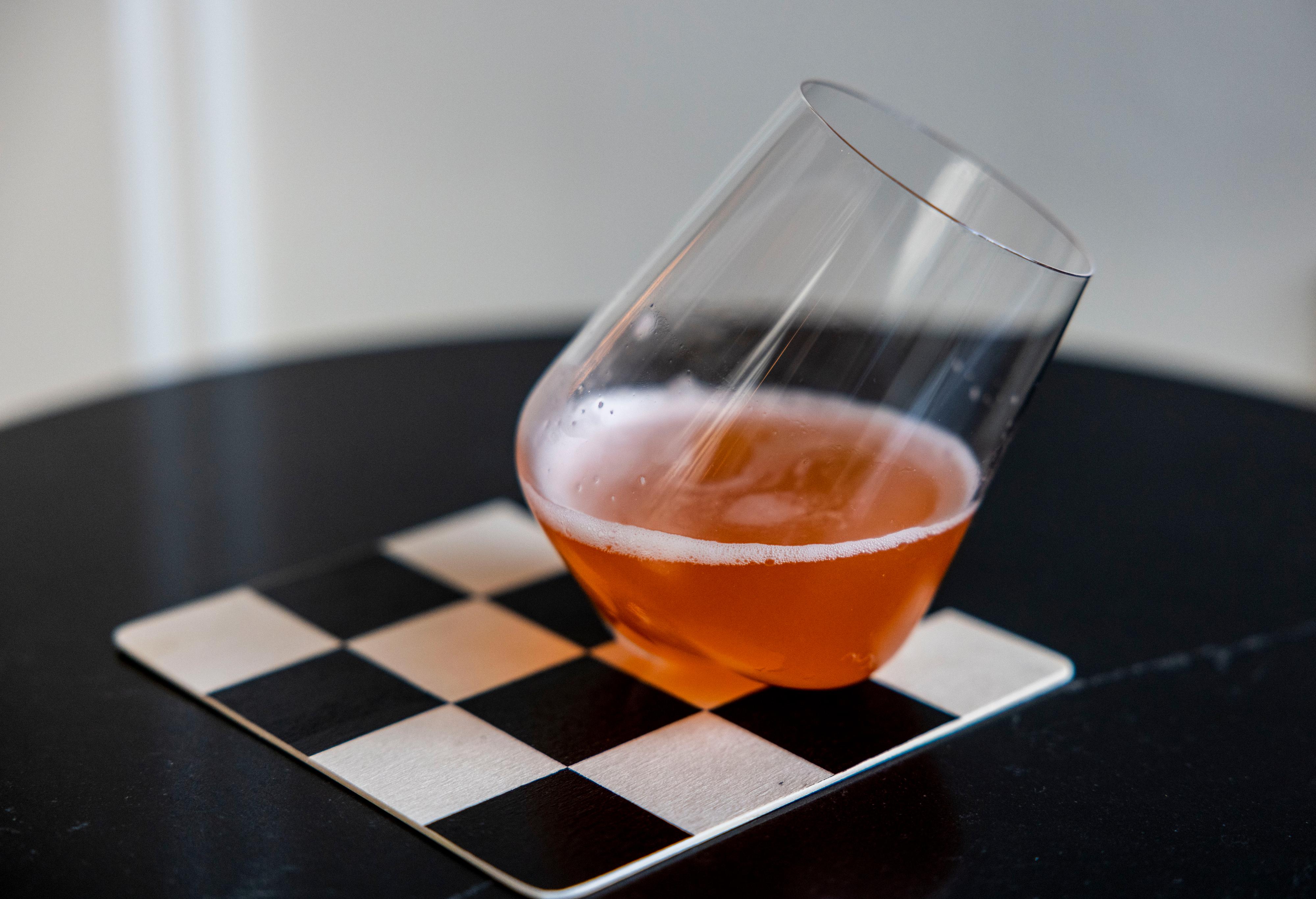 Et glass med en rød cocktail som heter Equality