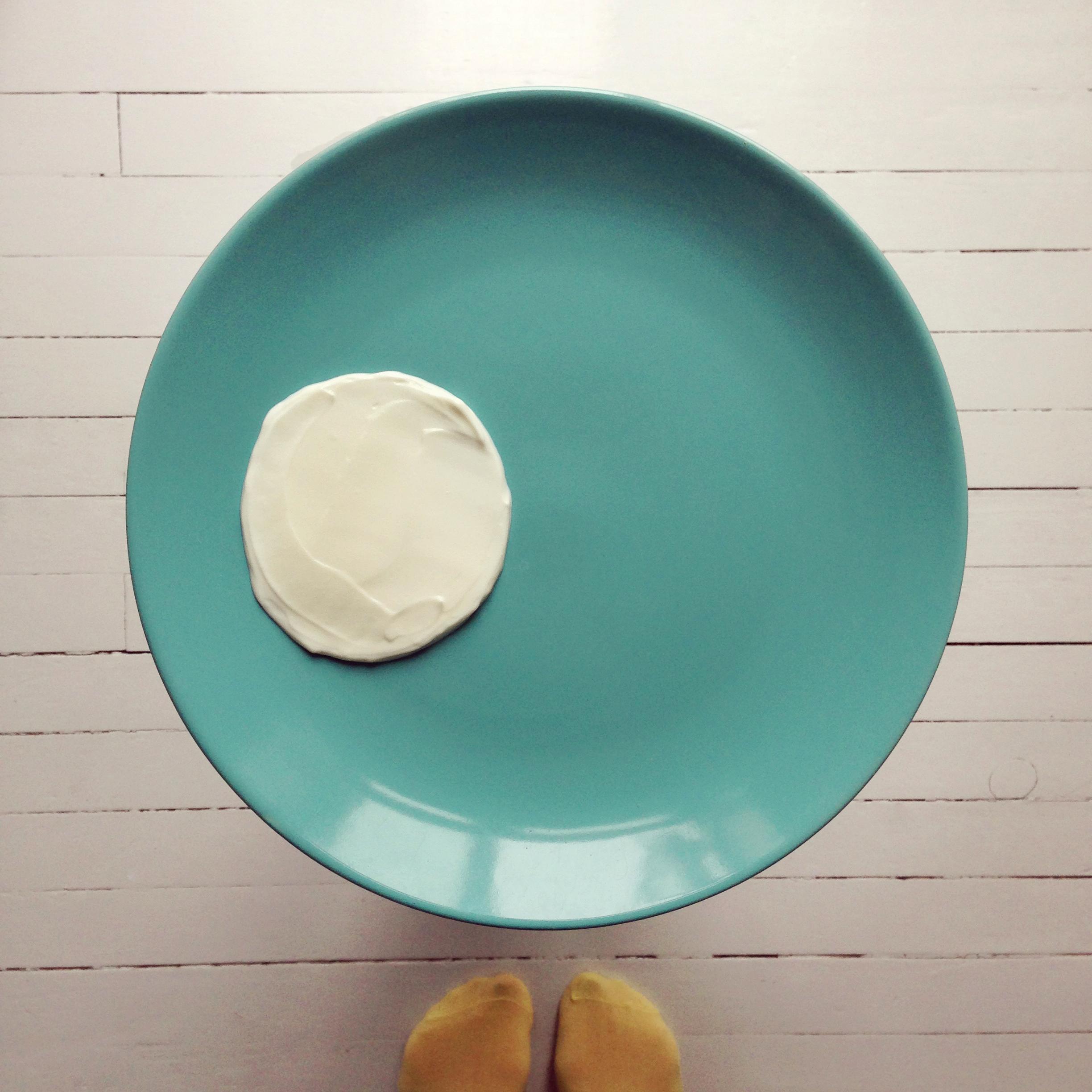 Steg 3: Tøm litt yoghurt ut på en tallerken eller i en liten skål, og bruk en kniv eller skje for å forme den til en runding.