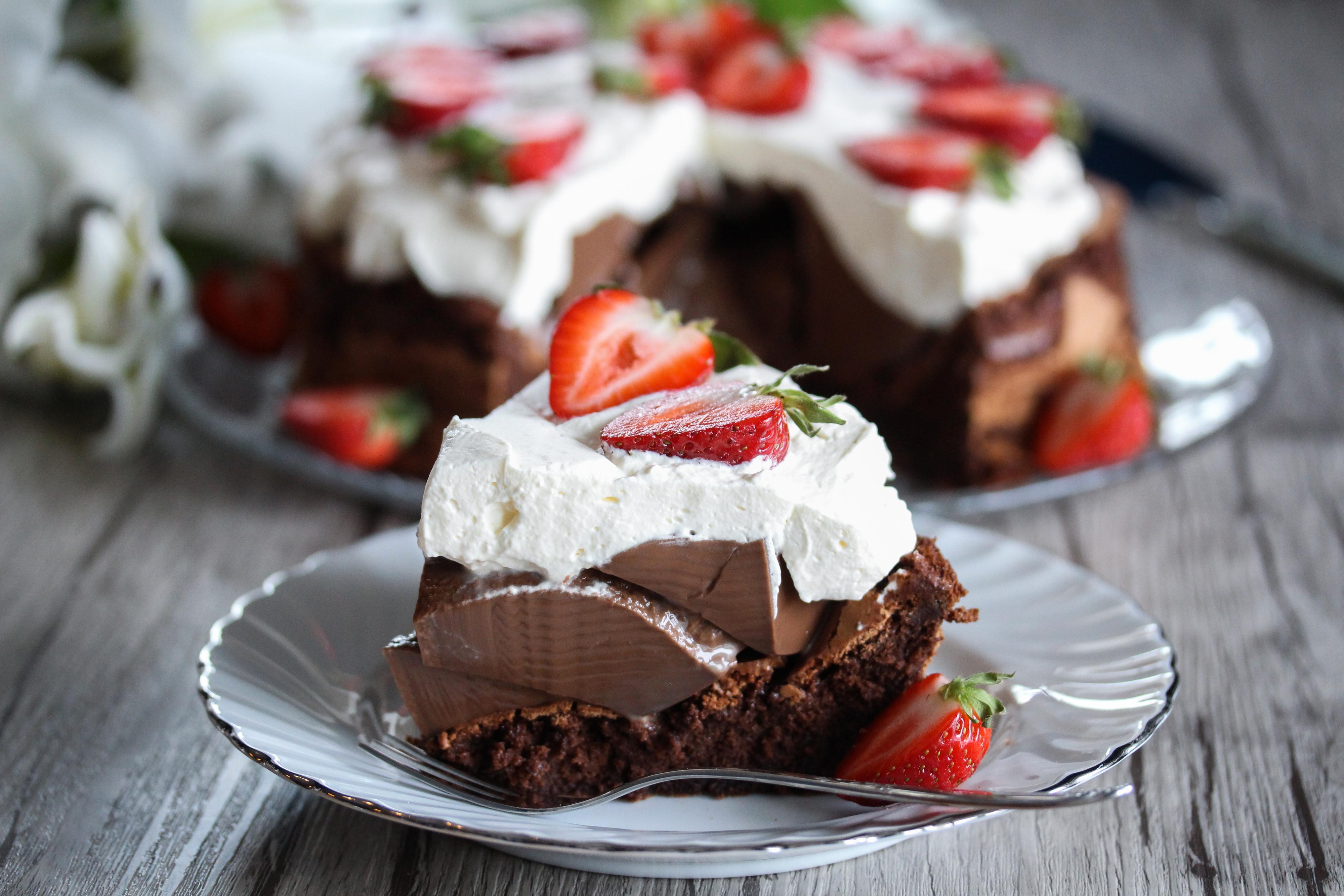 Sjokoladekake med sjokoladepudding og jordbær