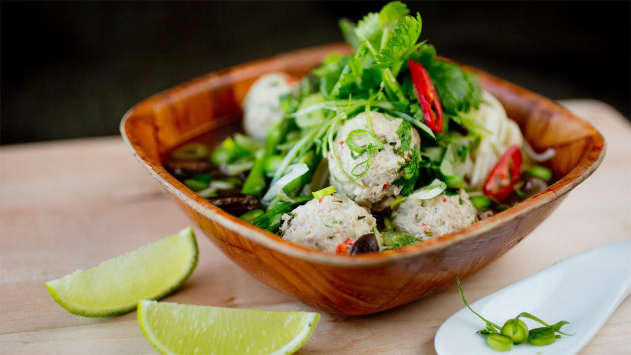 Nudelsuppe med spicy kjøttboller