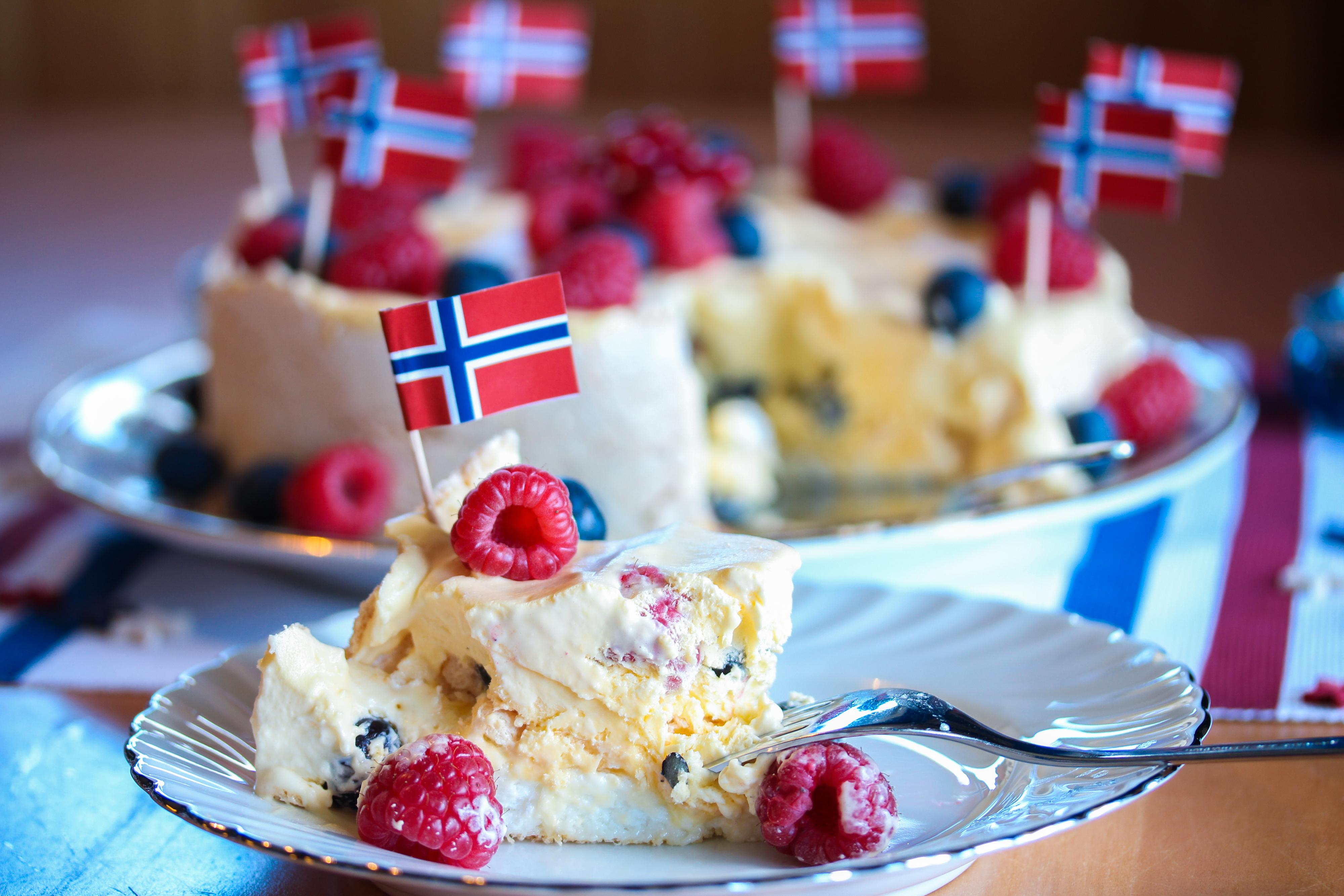 Pynt iskaken med friske bær og norske flagg.