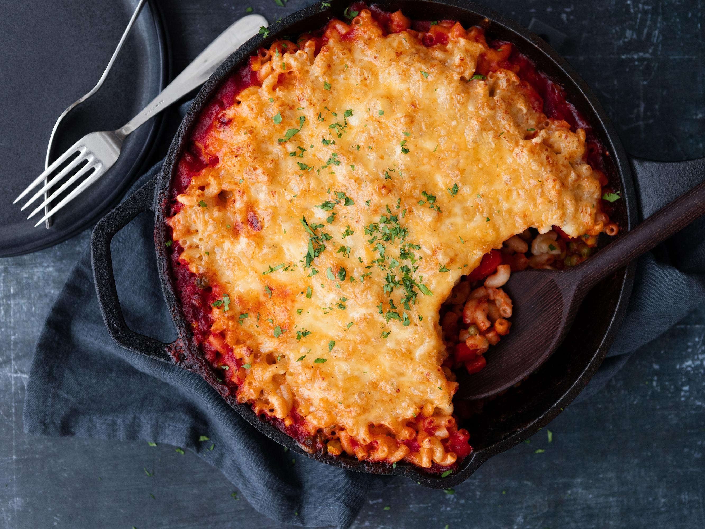 Linsebolognese toppet med makaroni og ost og gratinert i ovnen