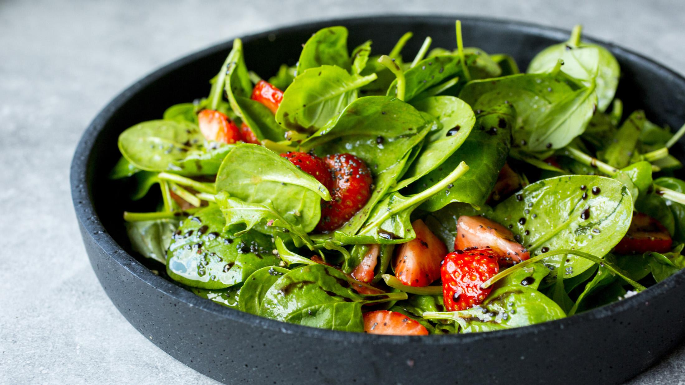 Syrlig salat med jordbær og spinat