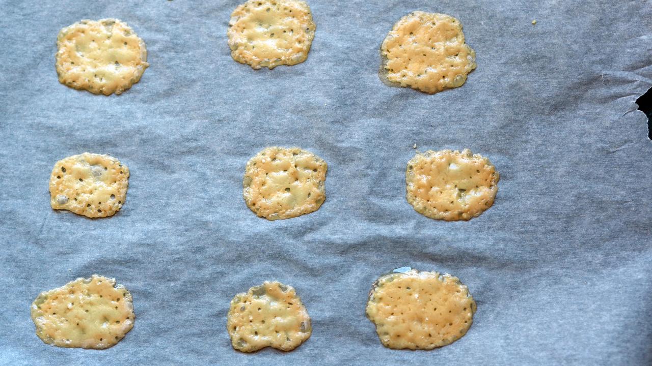 Lag parmesanchips ved å kutte parmesan i tynne skiver. Fordel utover et stekebrett kledd med bakepapir. Stekes ved 180 grader i 10 minutter, eller til osten er smeltet utover og begynner å bli gyllen. Avkjøl på rist.