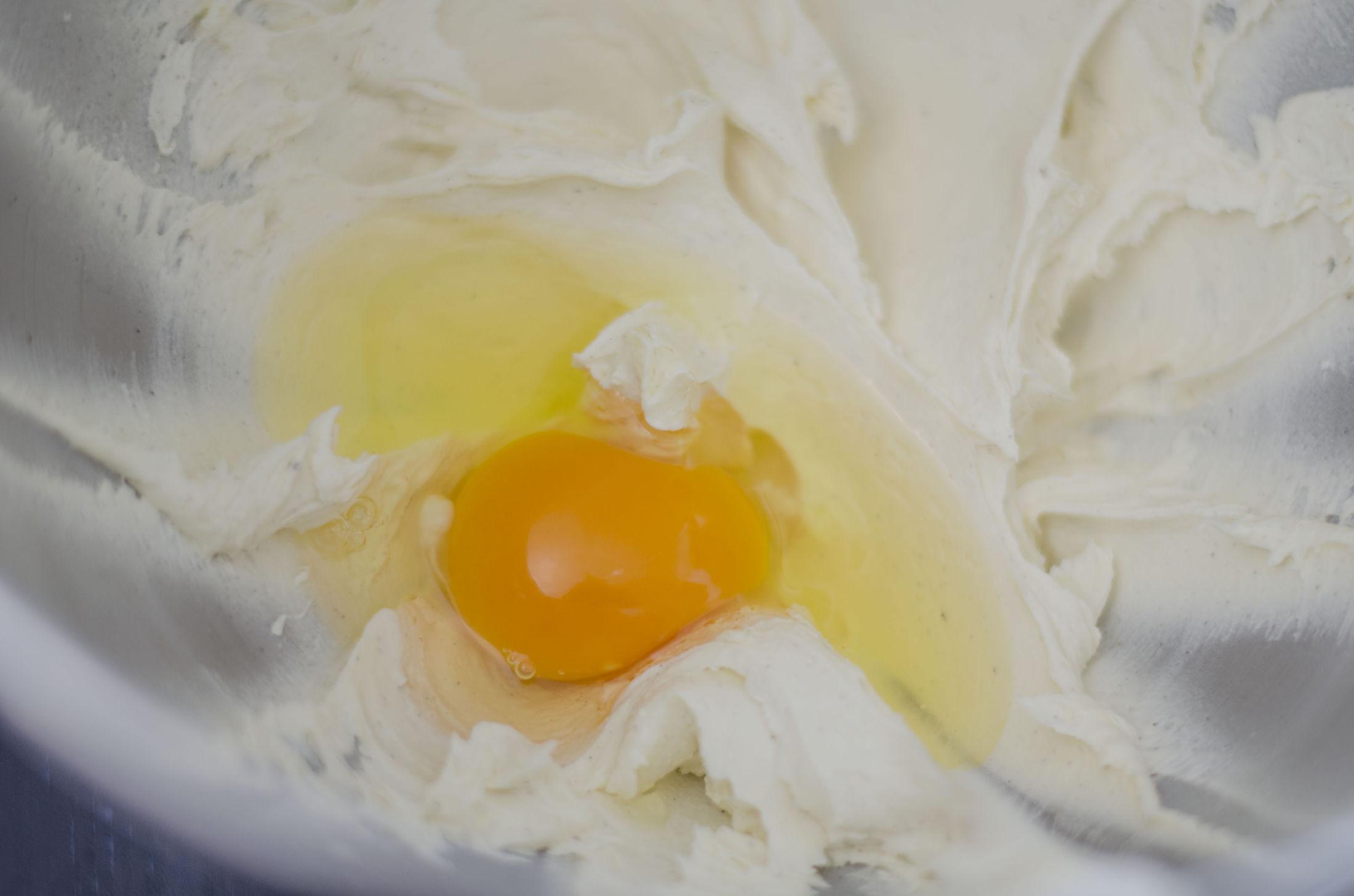 Tilsett ett egg av gangen og miks på høy hastighet mellom hvert egg. Bruk en slikkepott til å få med rester fra kantene.
